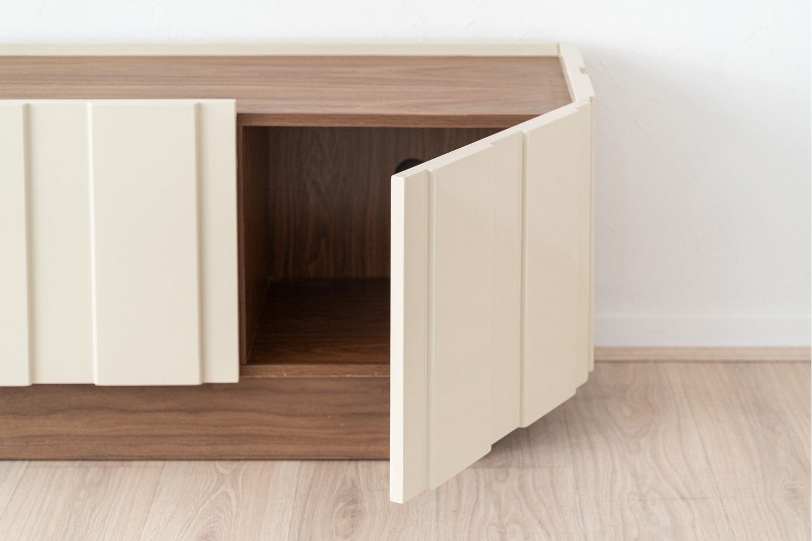 OBI TV UNIT. WALNUT AND GLOSSY BEIGE LACQUER