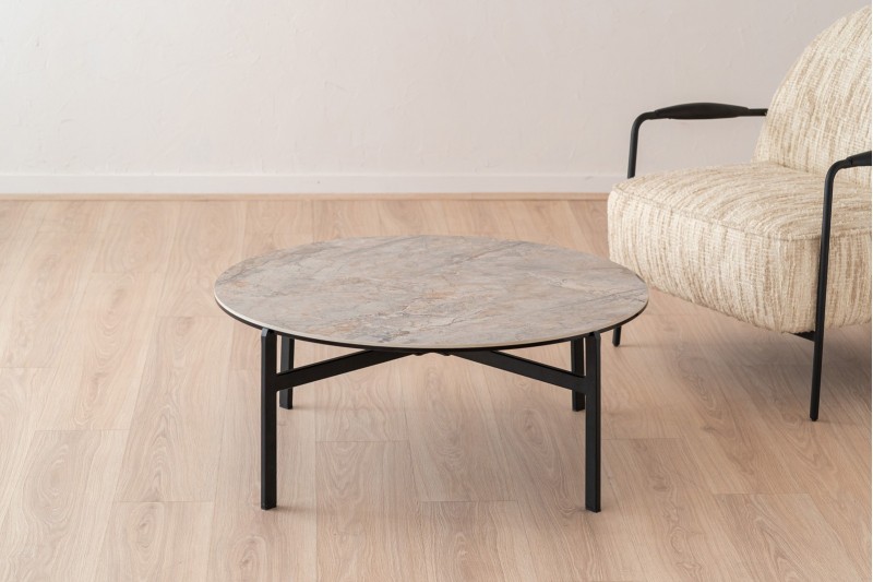 TABLE BASSE SAND. CERAMIQUE ET METAL NOIR.