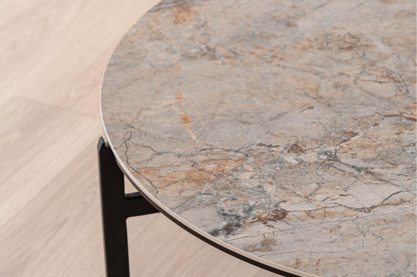 COFFEE TABLE SAND. CERAMIC AND BLACK METAL.