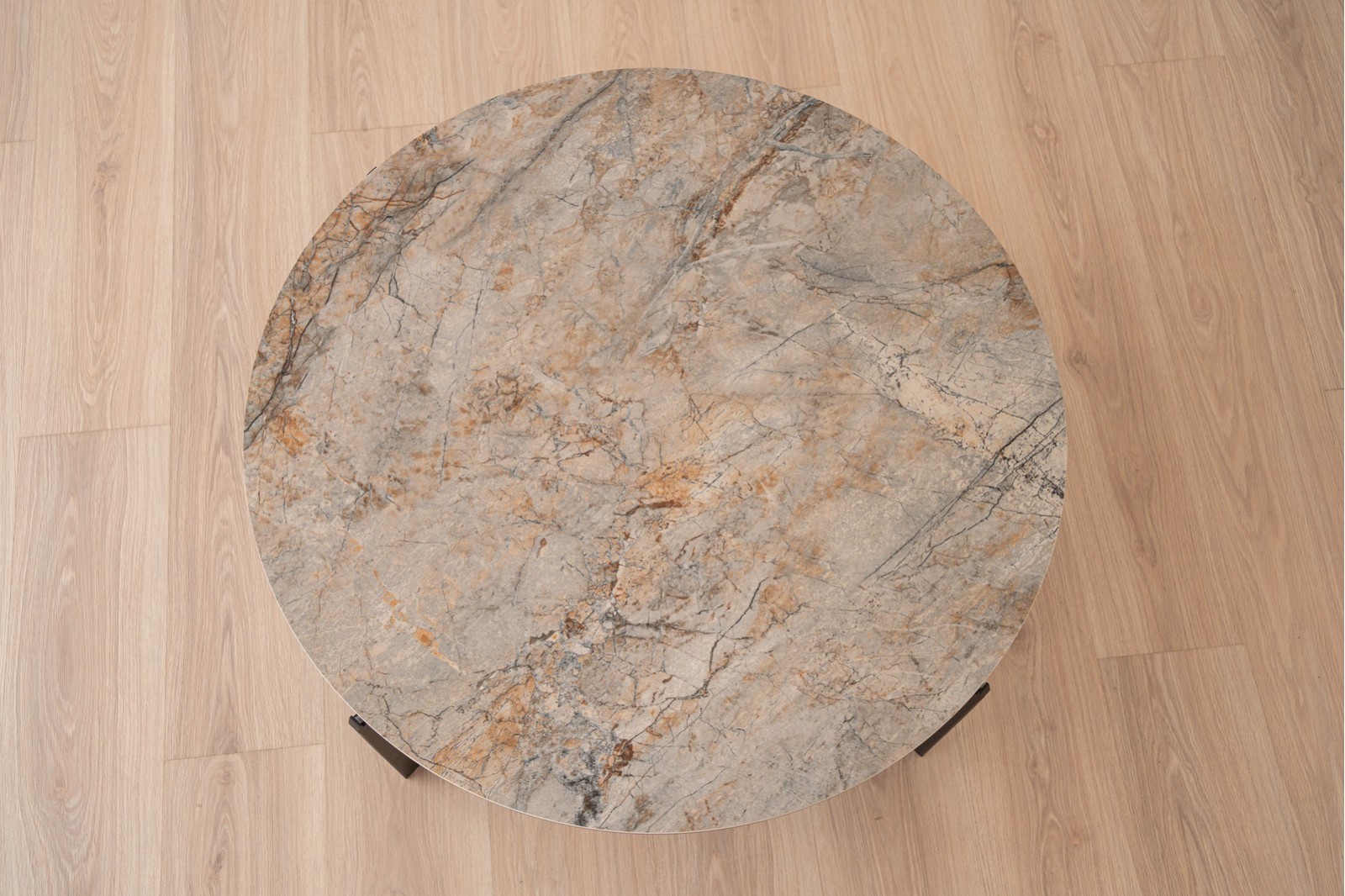 COFFEE TABLE SAND. CERAMIC AND BLACK METAL.