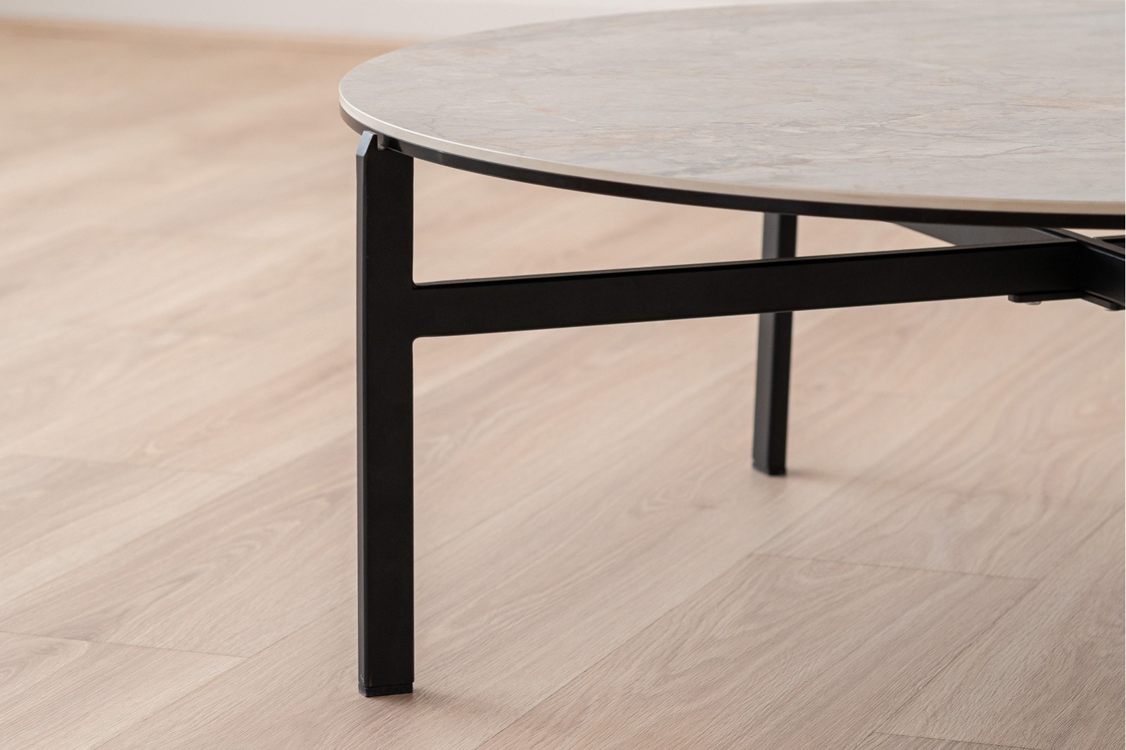 COFFEE TABLE SAND. CERAMIC AND BLACK METAL.