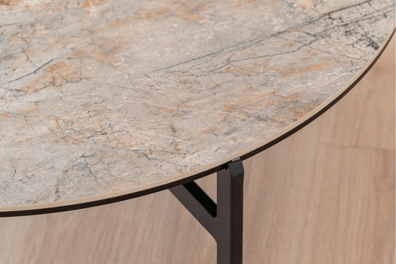 COFFEE TABLE SAND. CERAMIC AND BLACK METAL.