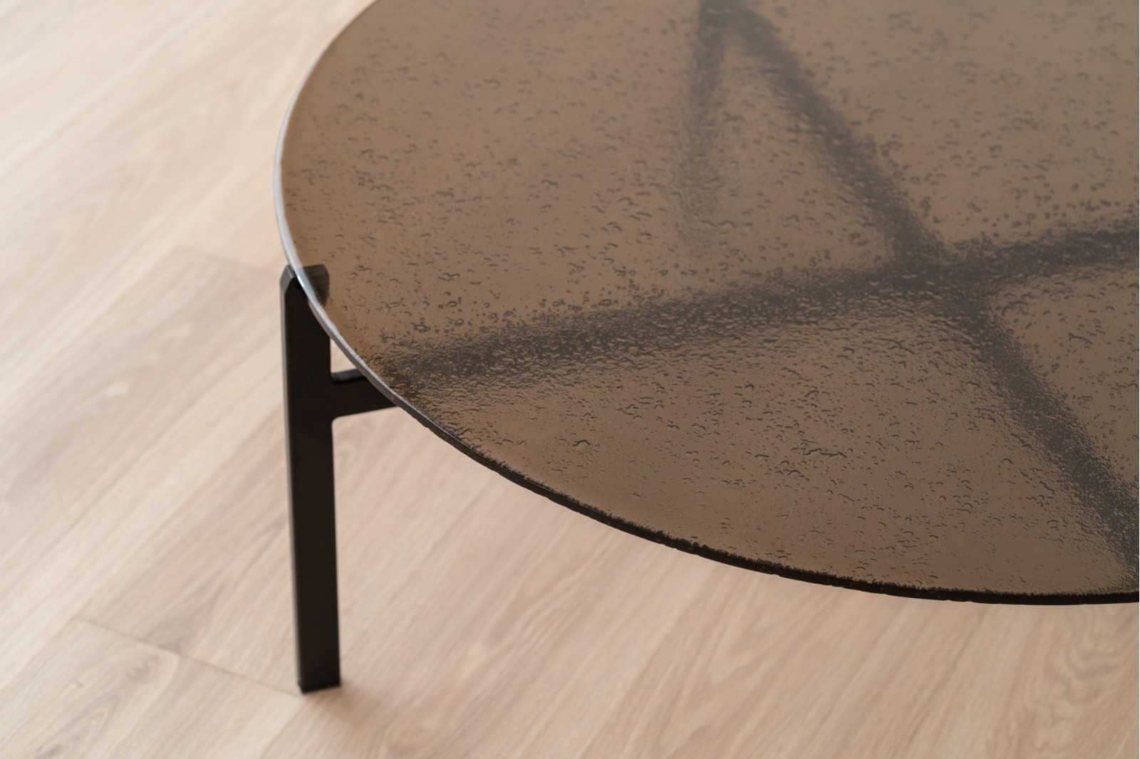 COFFEE TABLE. TEXTURED AMBER GLASS. METAL