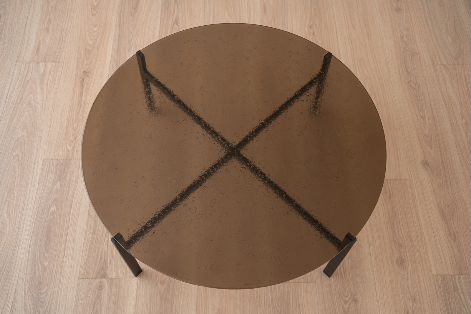 COFFEE TABLE. TEXTURED AMBER GLASS. METAL
