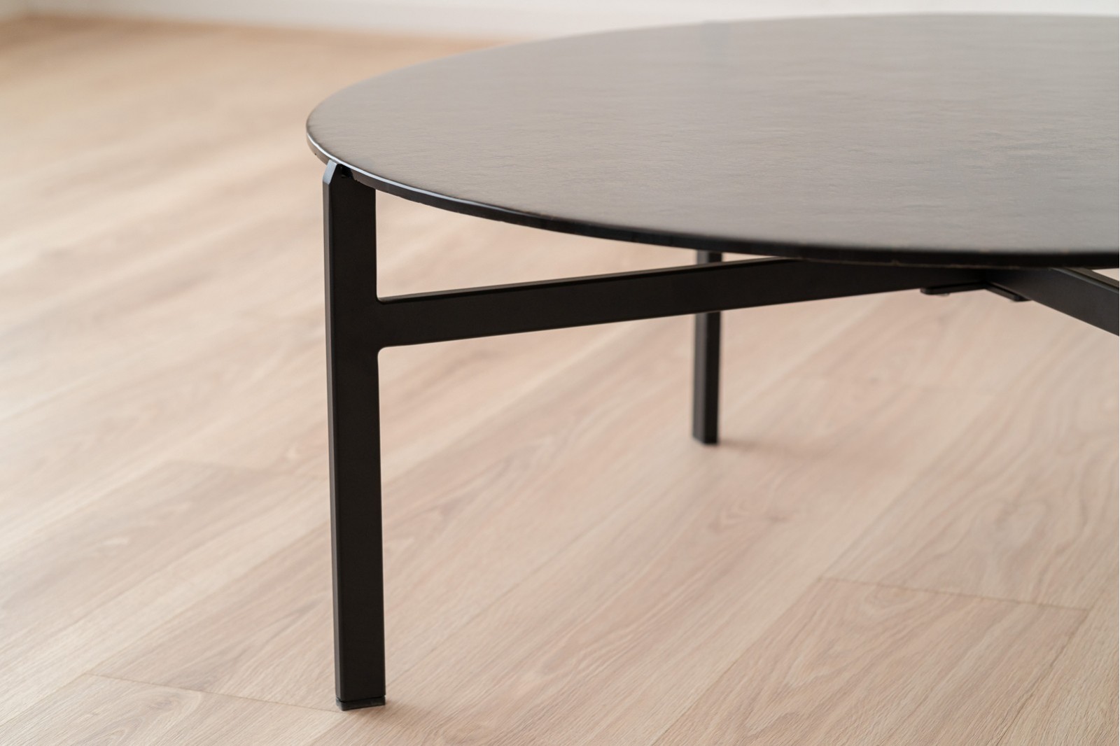 COFFEE TABLE. TEXTURED AMBER GLASS. METAL