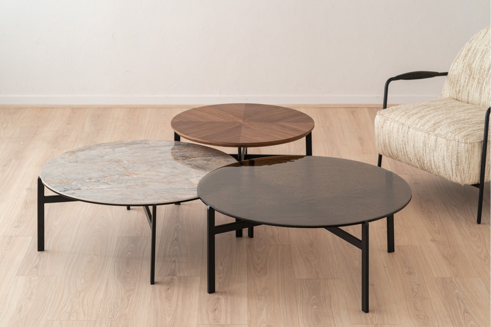 COFFEE TABLE. TEXTURED AMBER GLASS. METAL