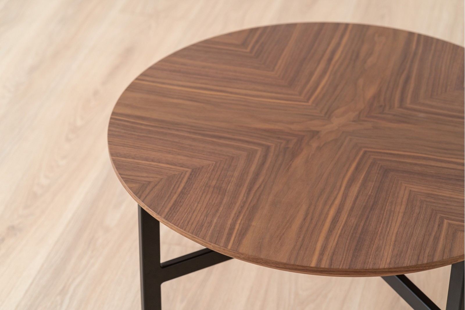 COFFE TABLE SAND. WALNUT AND BLACK METAL