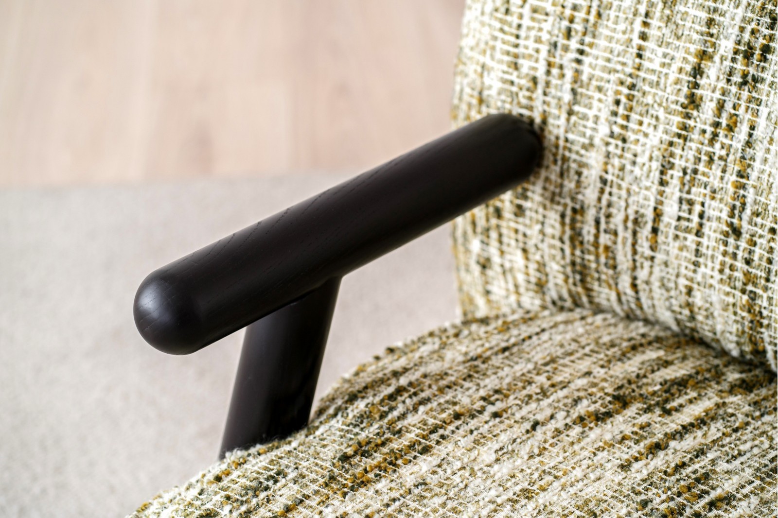 FAUTEUIL. TAPISSE D-UN IMPRIME VERT ET BLANC