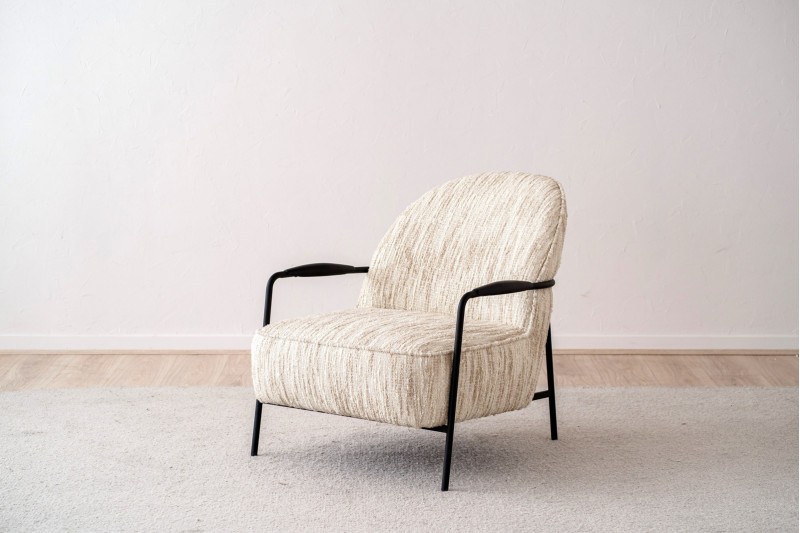 ARMCHAIR. UPHOLSTERED BEIGE PRINT AND METAL.