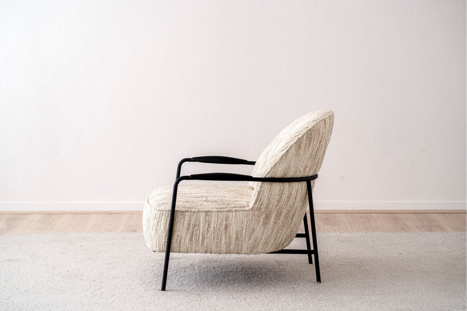 ARMCHAIR. UPHOLSTERED BEIGE PRINT AND METAL.