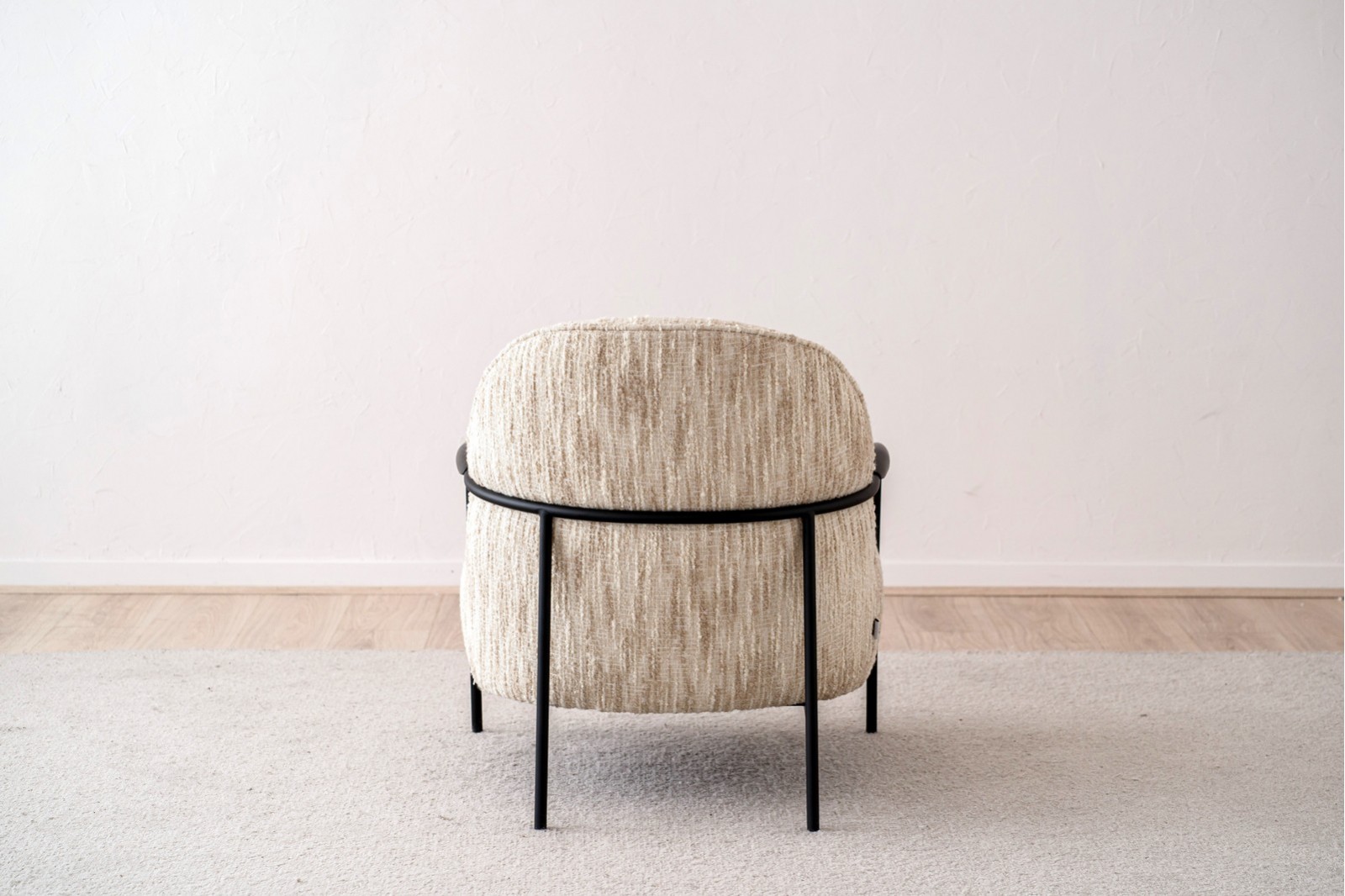 ARMCHAIR. UPHOLSTERED BEIGE PRINT AND METAL.