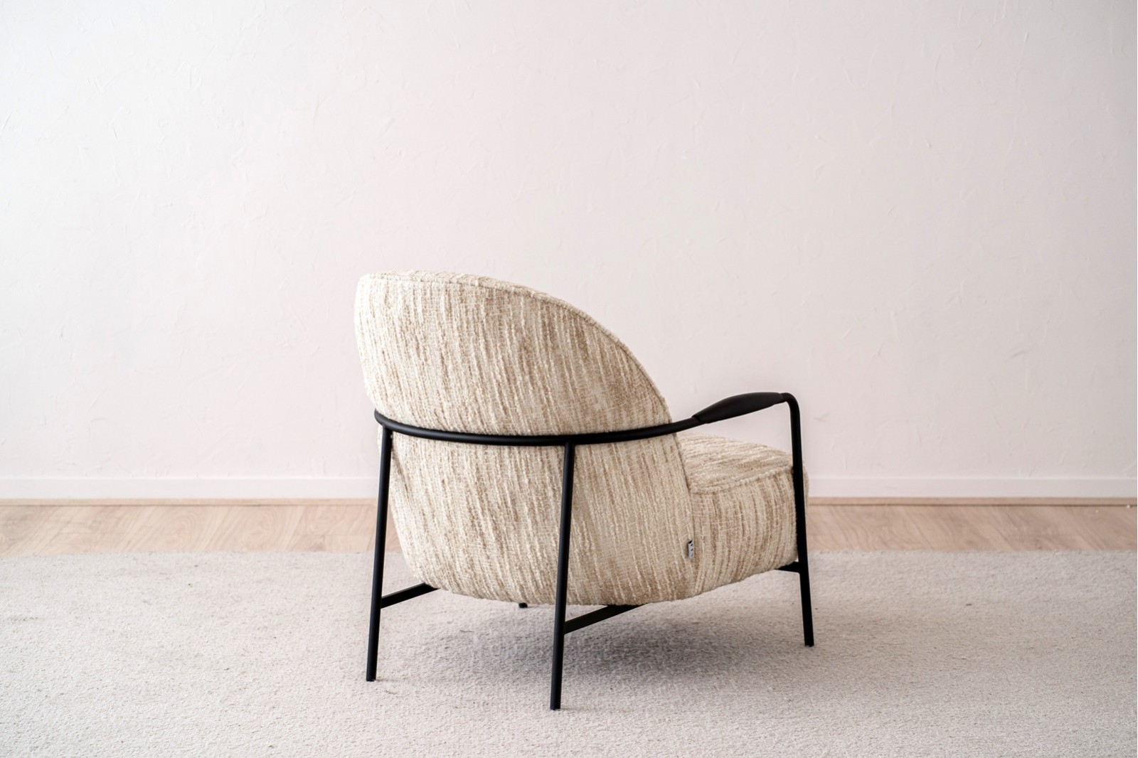 ARMCHAIR. UPHOLSTERED BEIGE PRINT AND METAL.