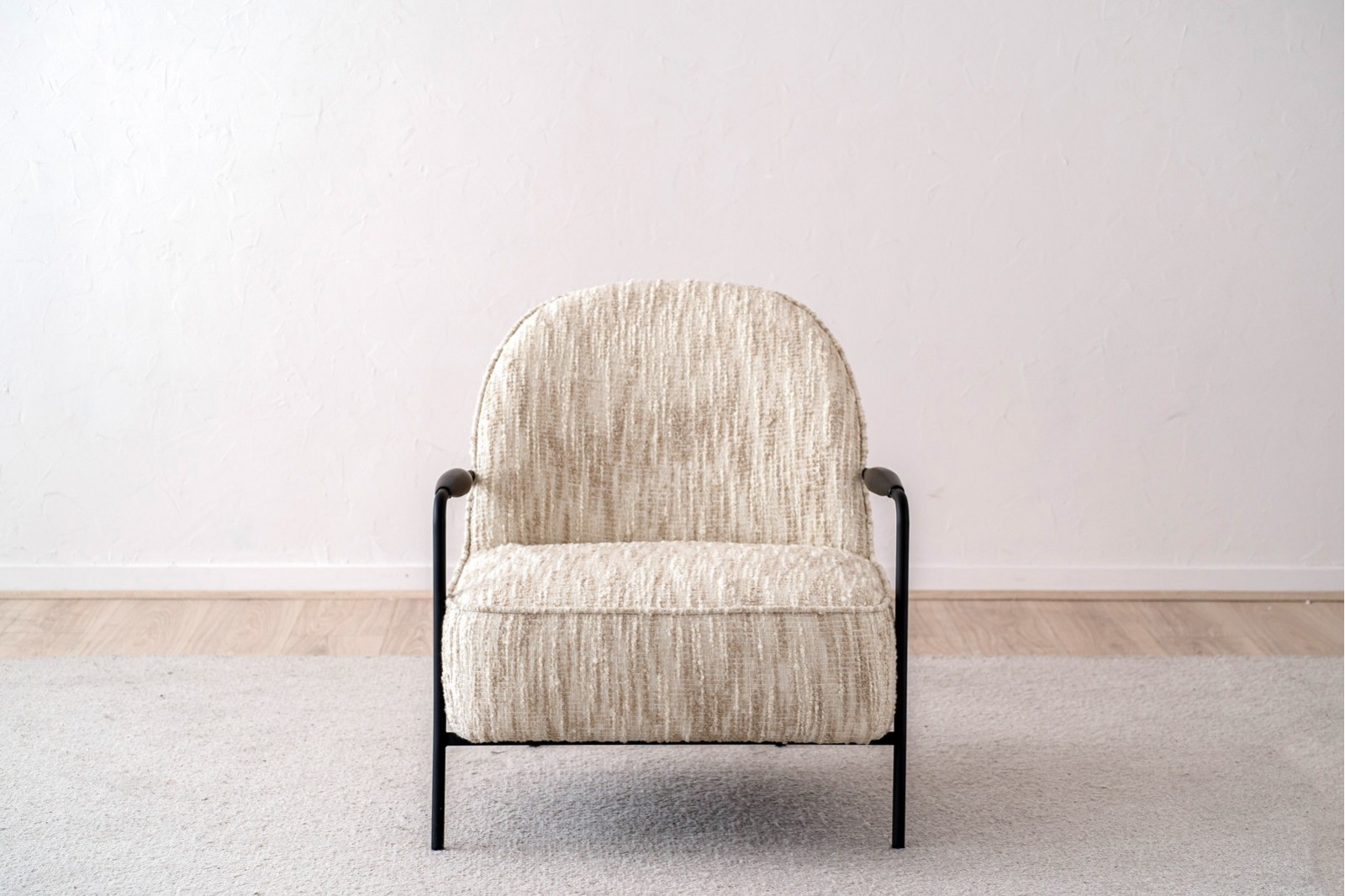 ARMCHAIR. UPHOLSTERED BEIGE PRINT AND METAL.