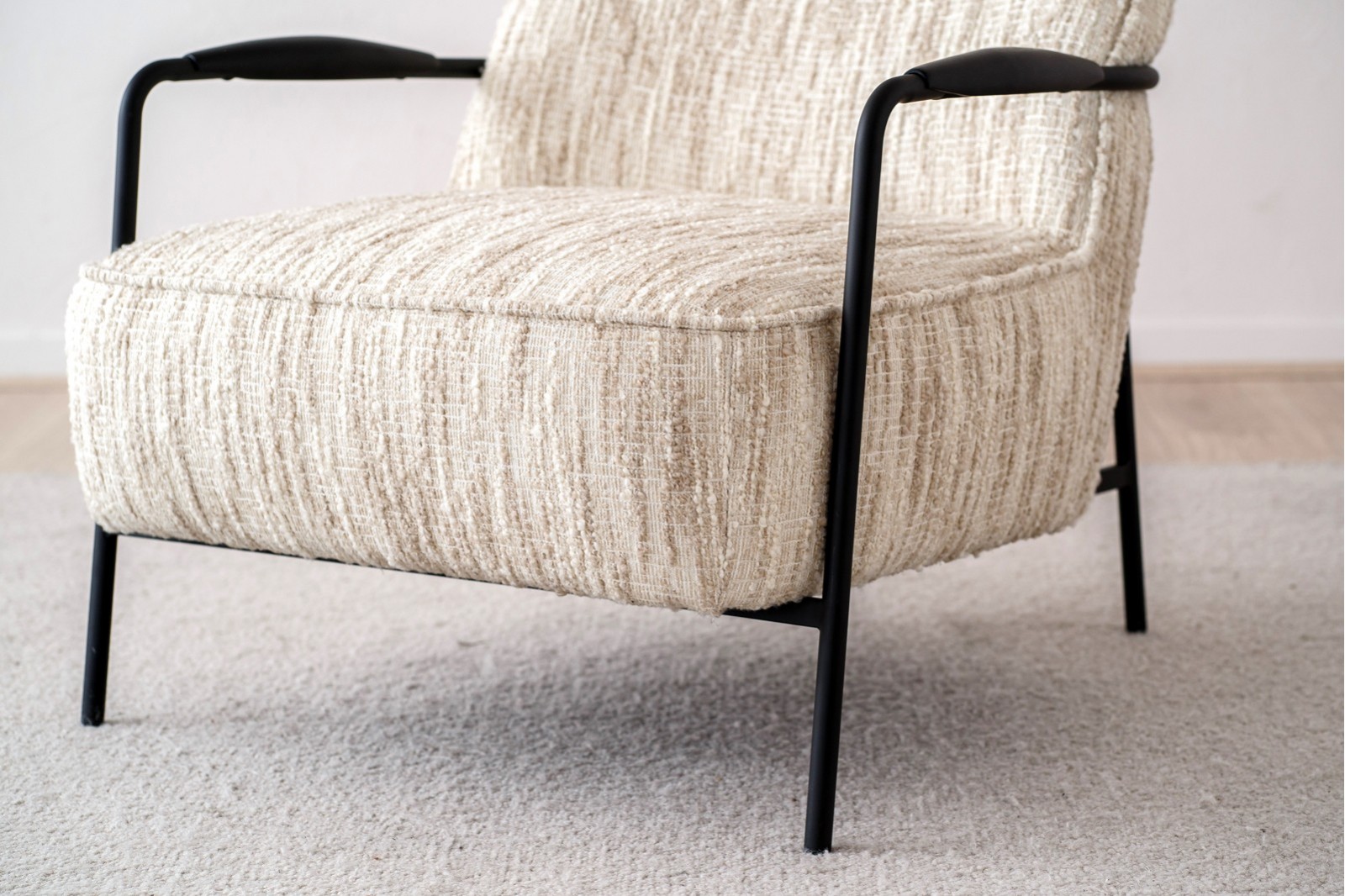 ARMCHAIR. UPHOLSTERED BEIGE PRINT AND METAL.