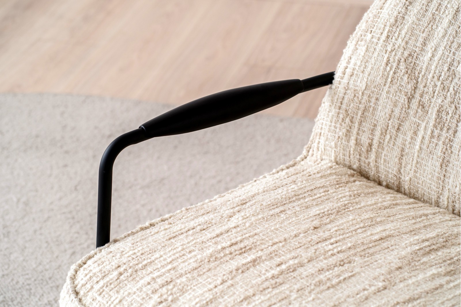 ARMCHAIR. UPHOLSTERED BEIGE PRINT AND METAL.