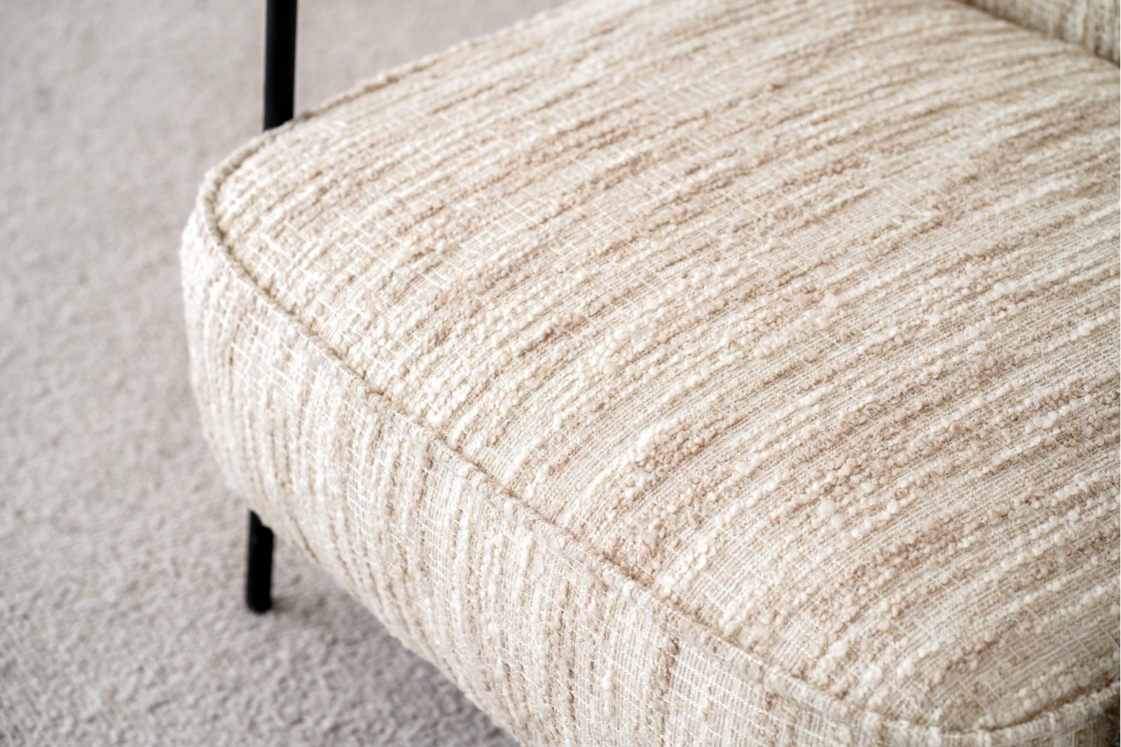 ARMCHAIR. UPHOLSTERED BEIGE PRINT AND METAL.