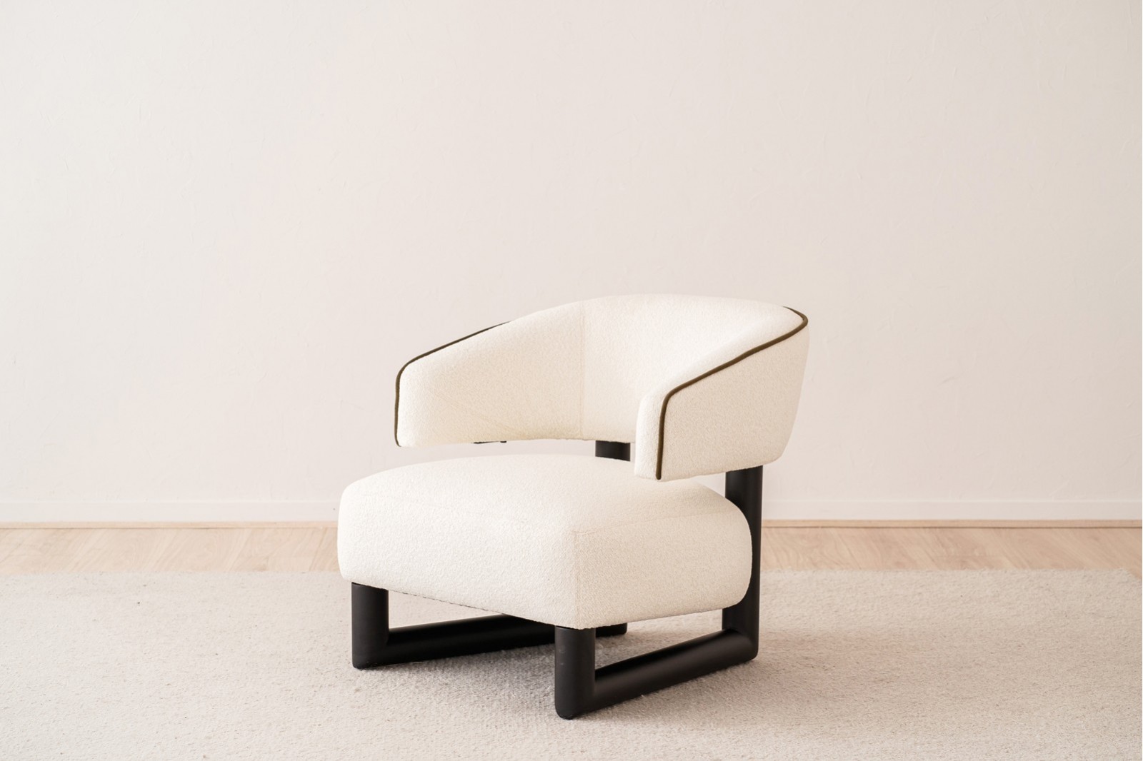 ARMCHAIR NEO. OFF WHITE AND BLACK WOOD