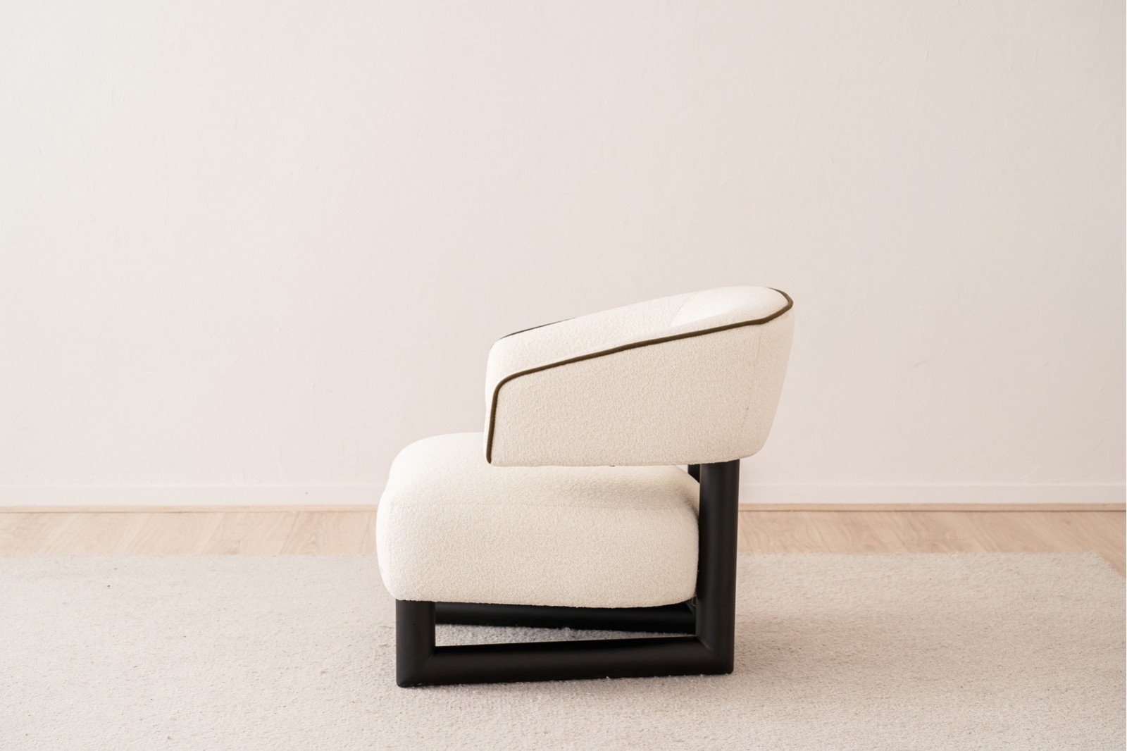 ARMCHAIR NEO. OFF WHITE AND BLACK WOOD
