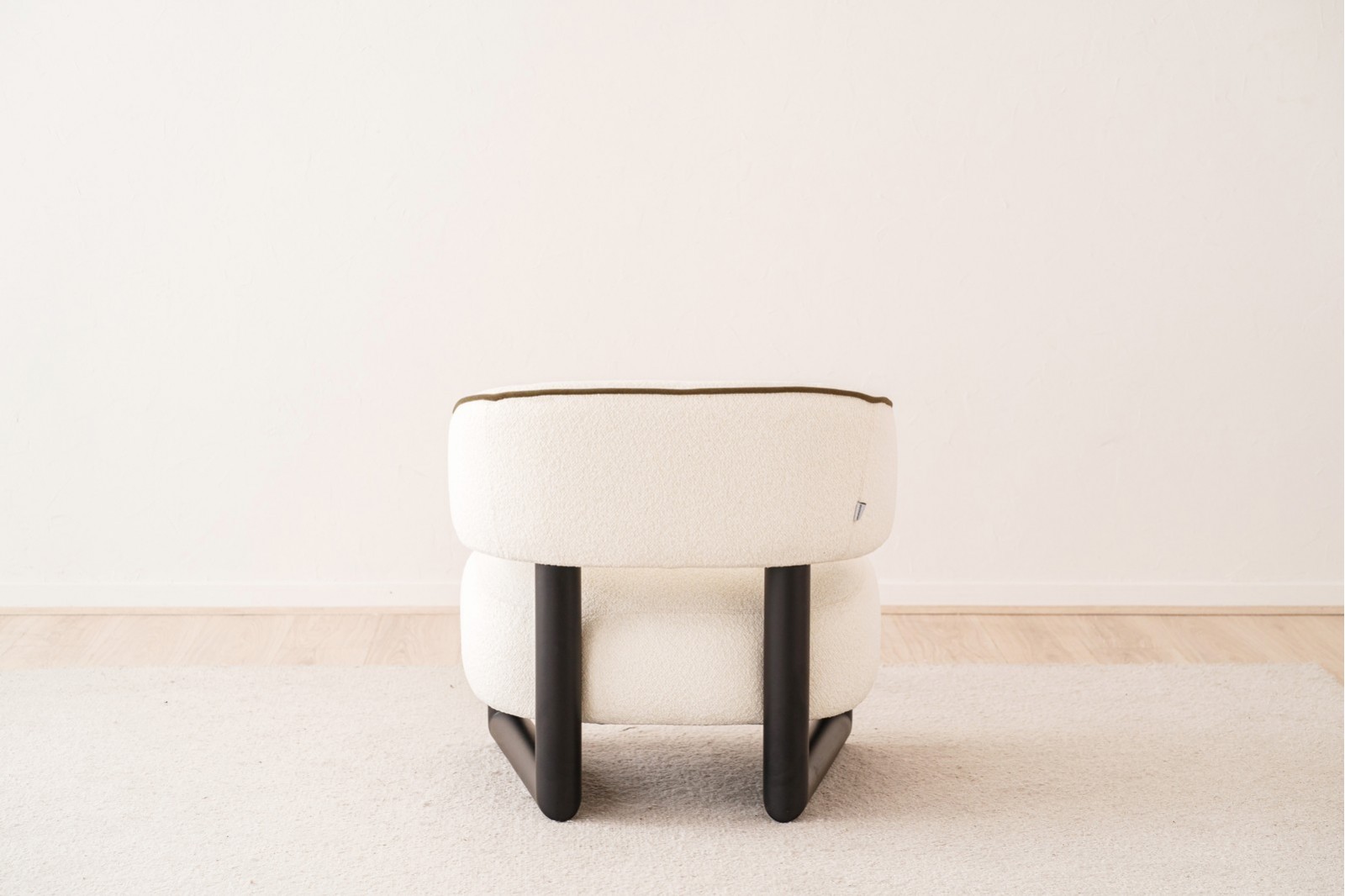 ARMCHAIR NEO. OFF WHITE AND BLACK WOOD