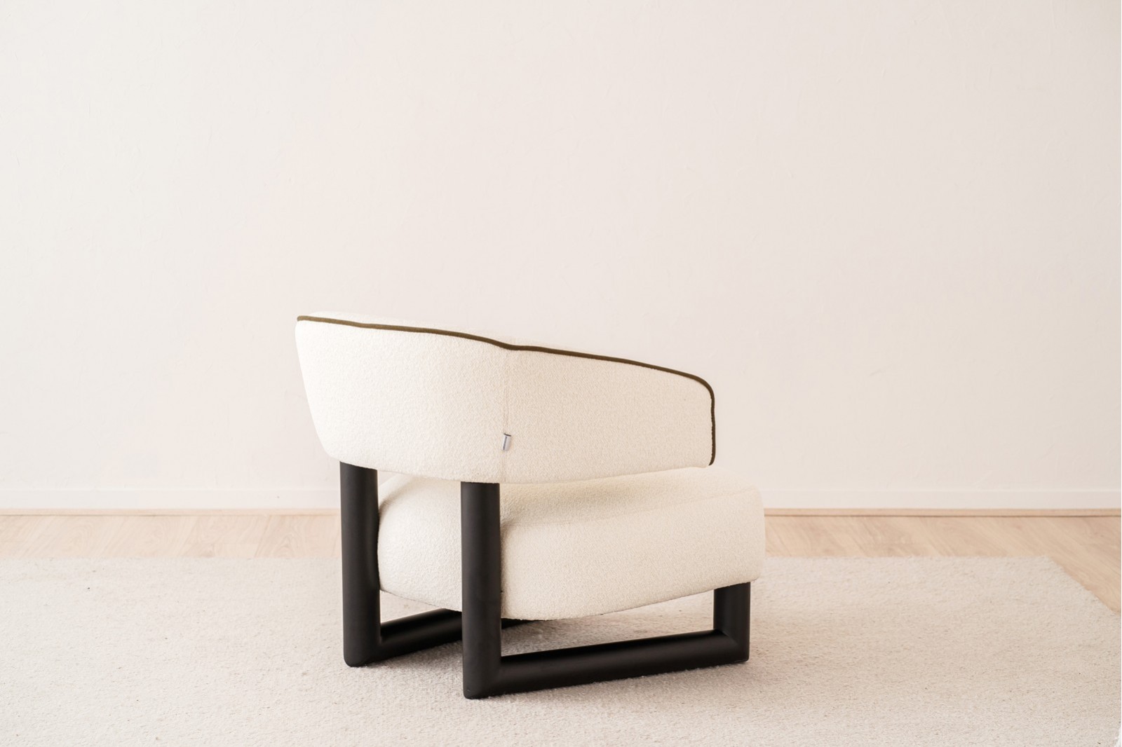 ARMCHAIR NEO. OFF WHITE AND BLACK WOOD