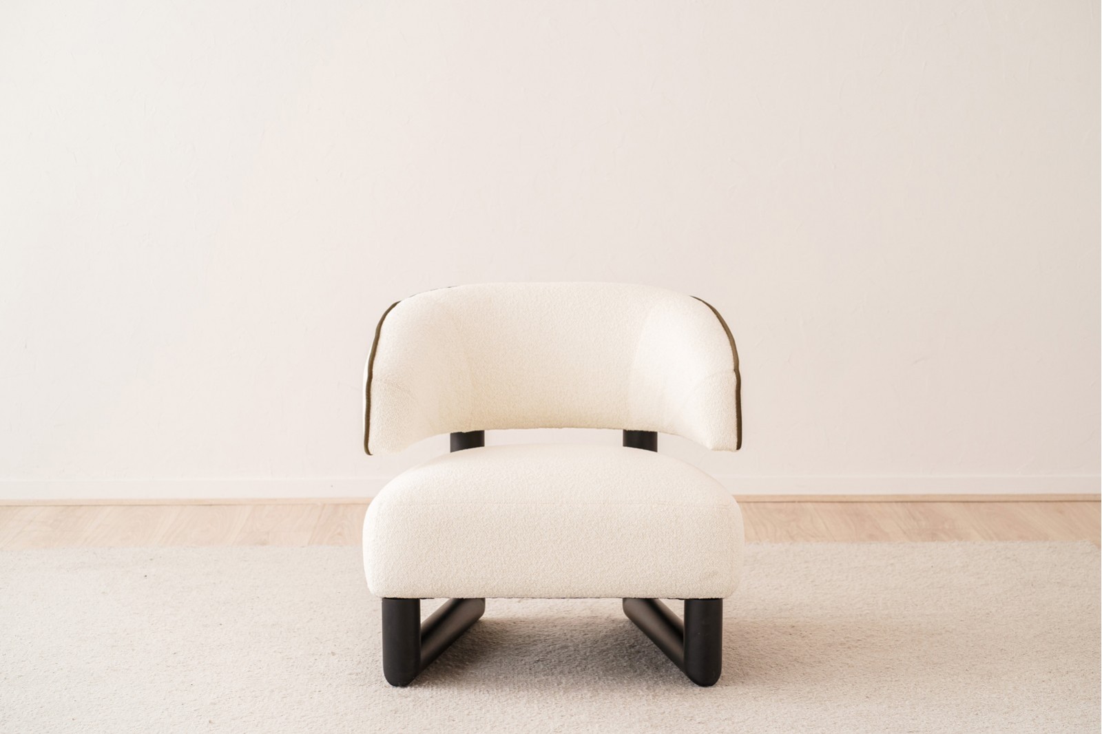 ARMCHAIR NEO. OFF WHITE AND BLACK WOOD