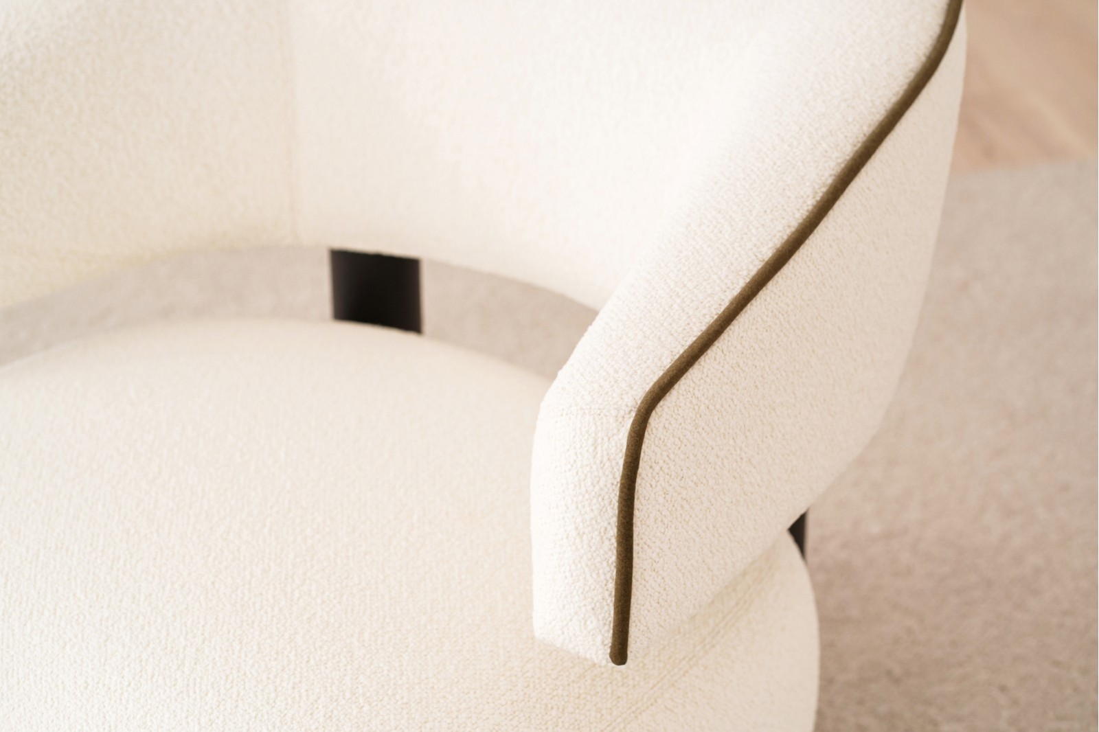ARMCHAIR NEO. OFF WHITE AND BLACK WOOD