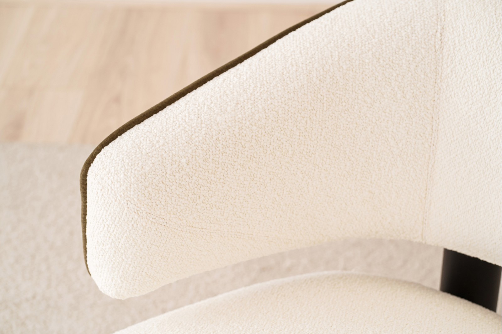 ARMCHAIR NEO. OFF WHITE AND BLACK WOOD