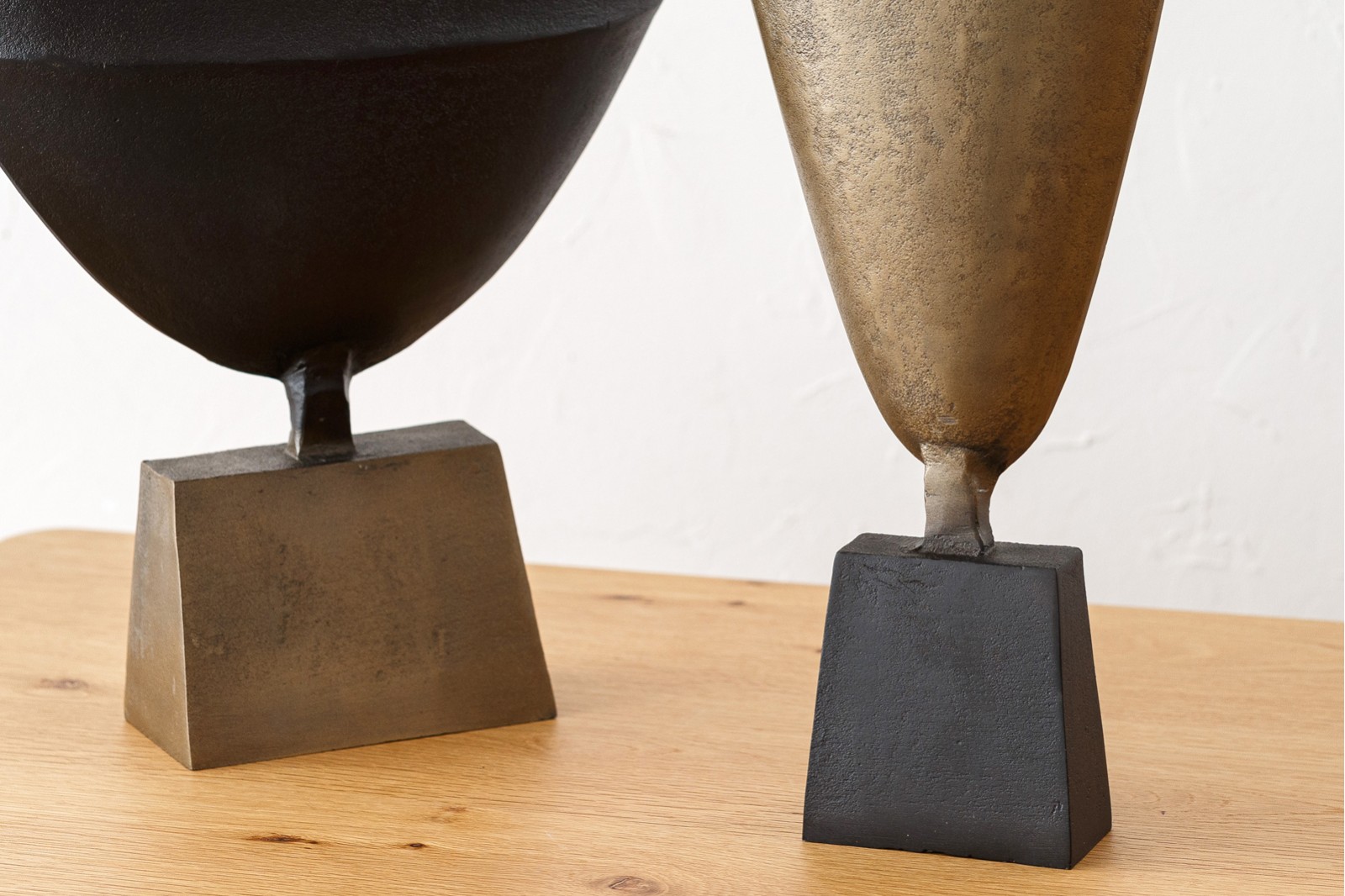 COLECCIÓN MÁSCARA: ESCULTURA METAL ORO NEGRO