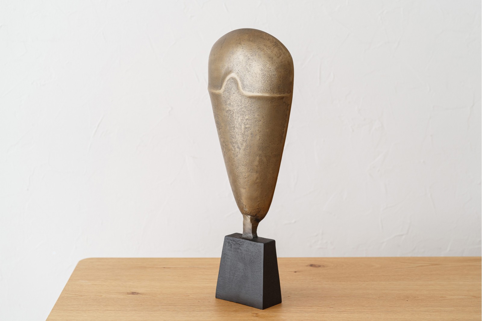 COLECCIÓN MÁSCARA: ESCULTURA METAL ORO NEGRO