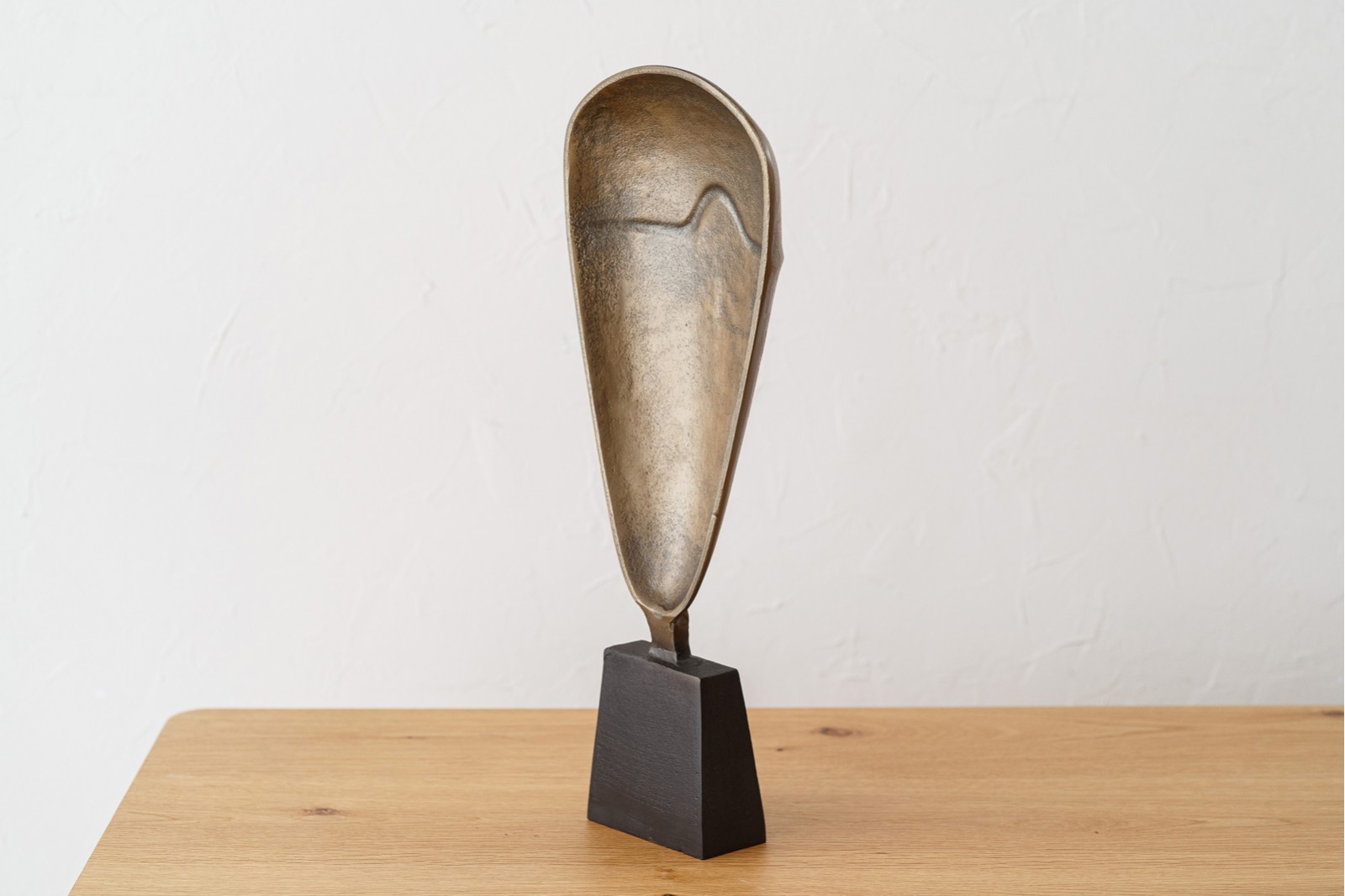 COLECCIÓN MÁSCARA: ESCULTURA METAL ORO NEGRO