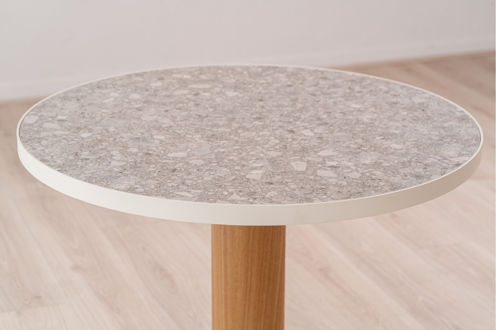 ROUND LOUNGE TABLE. CERAMIC AND WOOD
