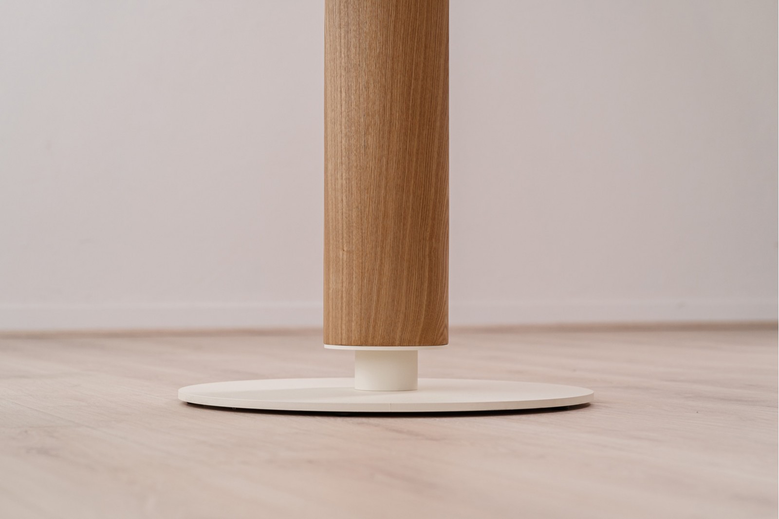 MESA LOUNGE REDONDA. CERAMICO Y MADERA