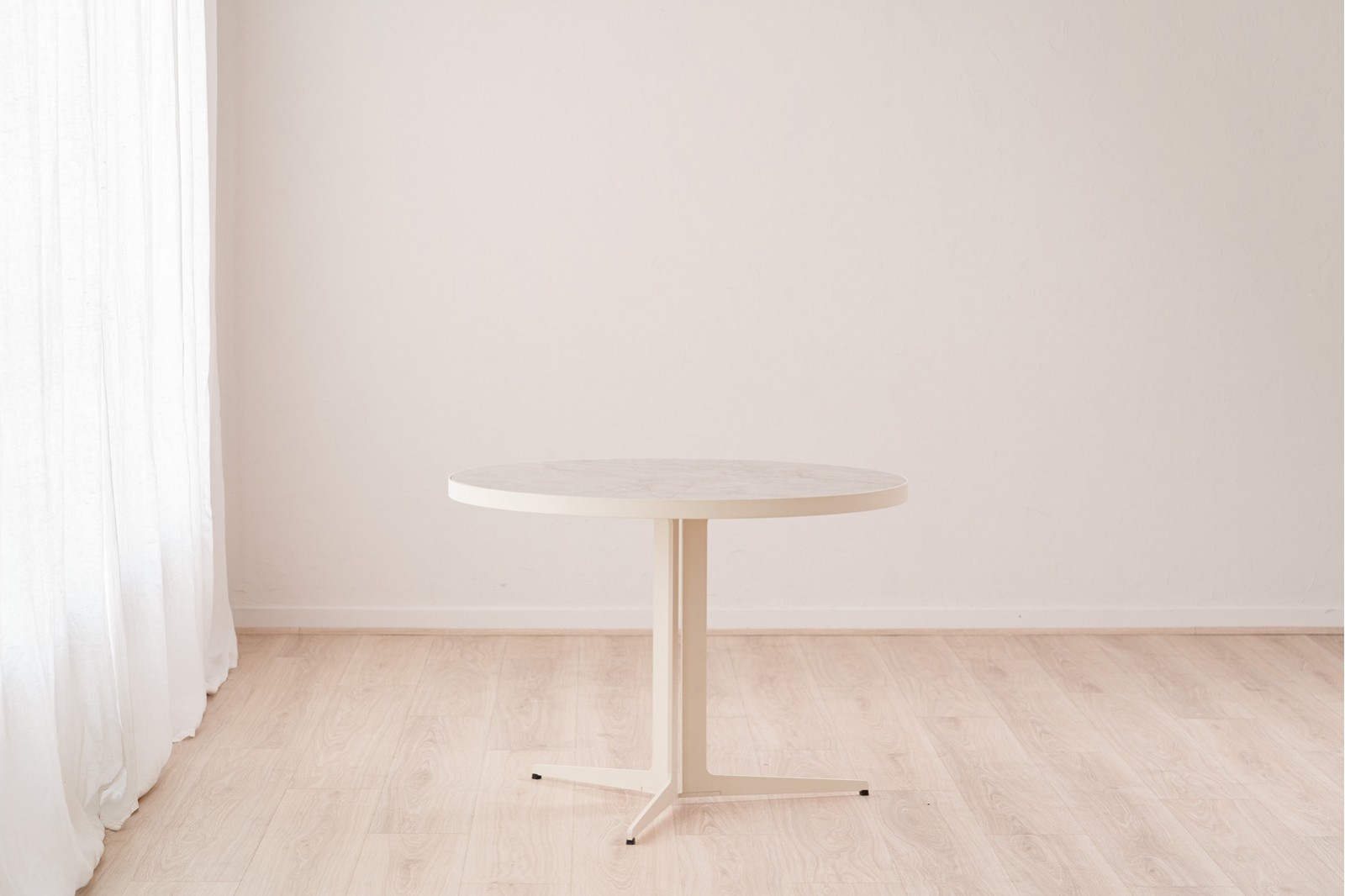 MESA LOUNGE REDONDA. CERAMICO METAL. S1