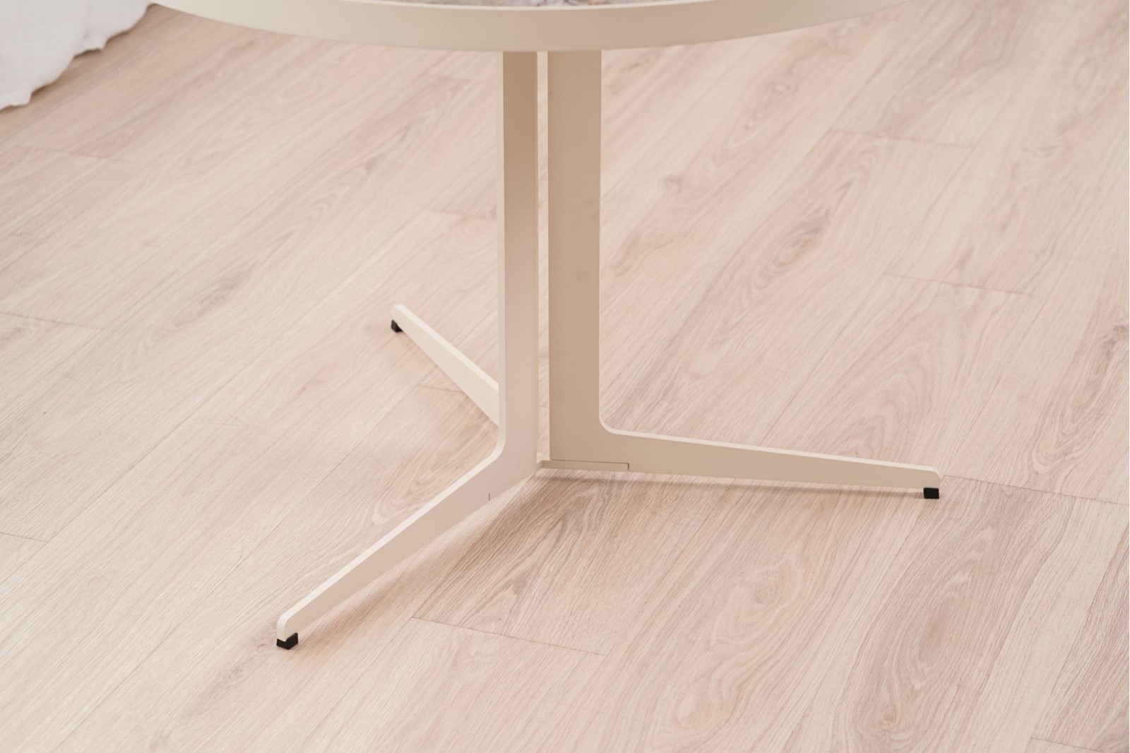 MESA LOUNGE REDONDA. CERAMICO METAL. S1