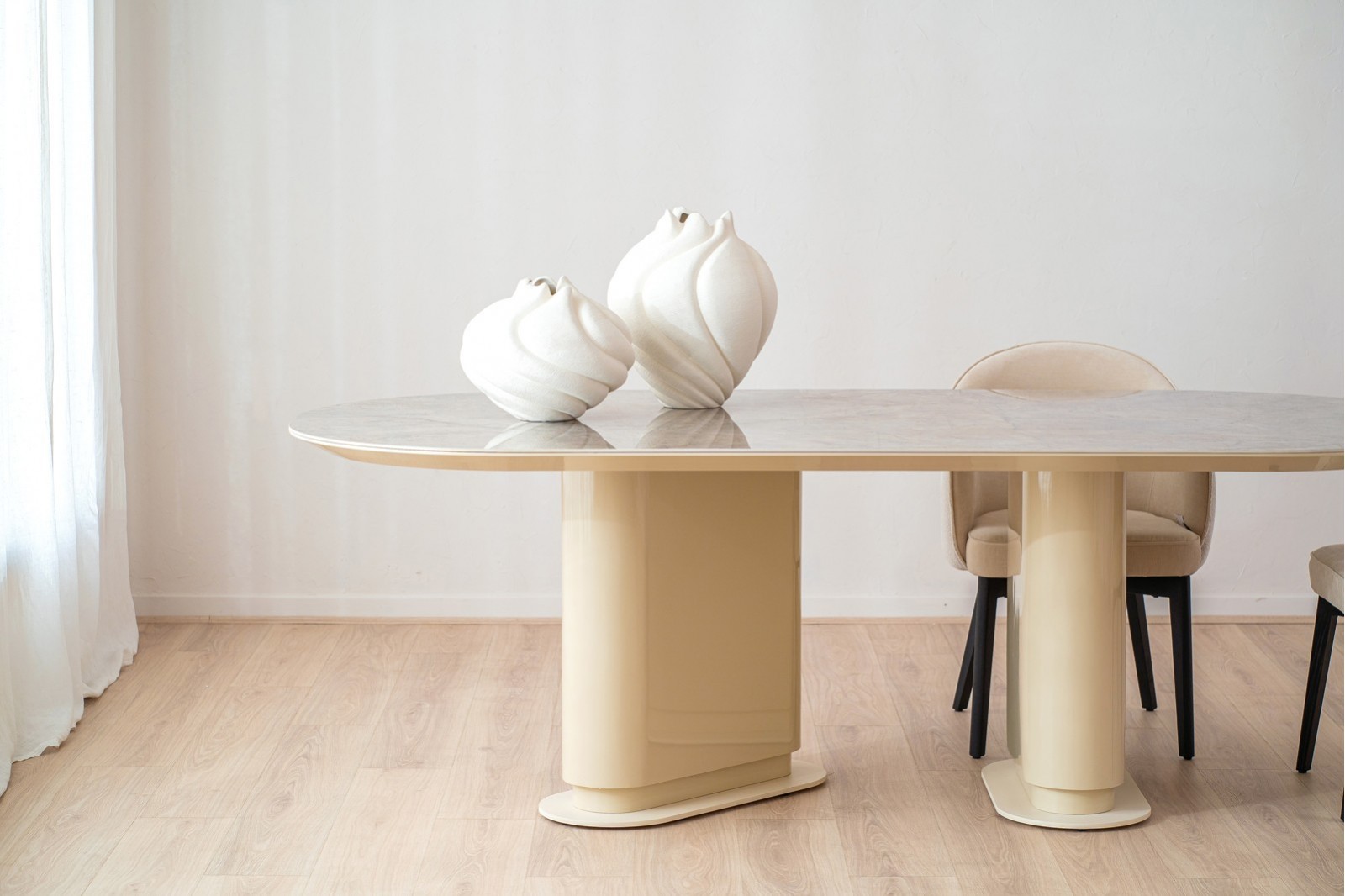 DINING TABLE DUNE. CERAMIC TOP . BEIGE LACQUER