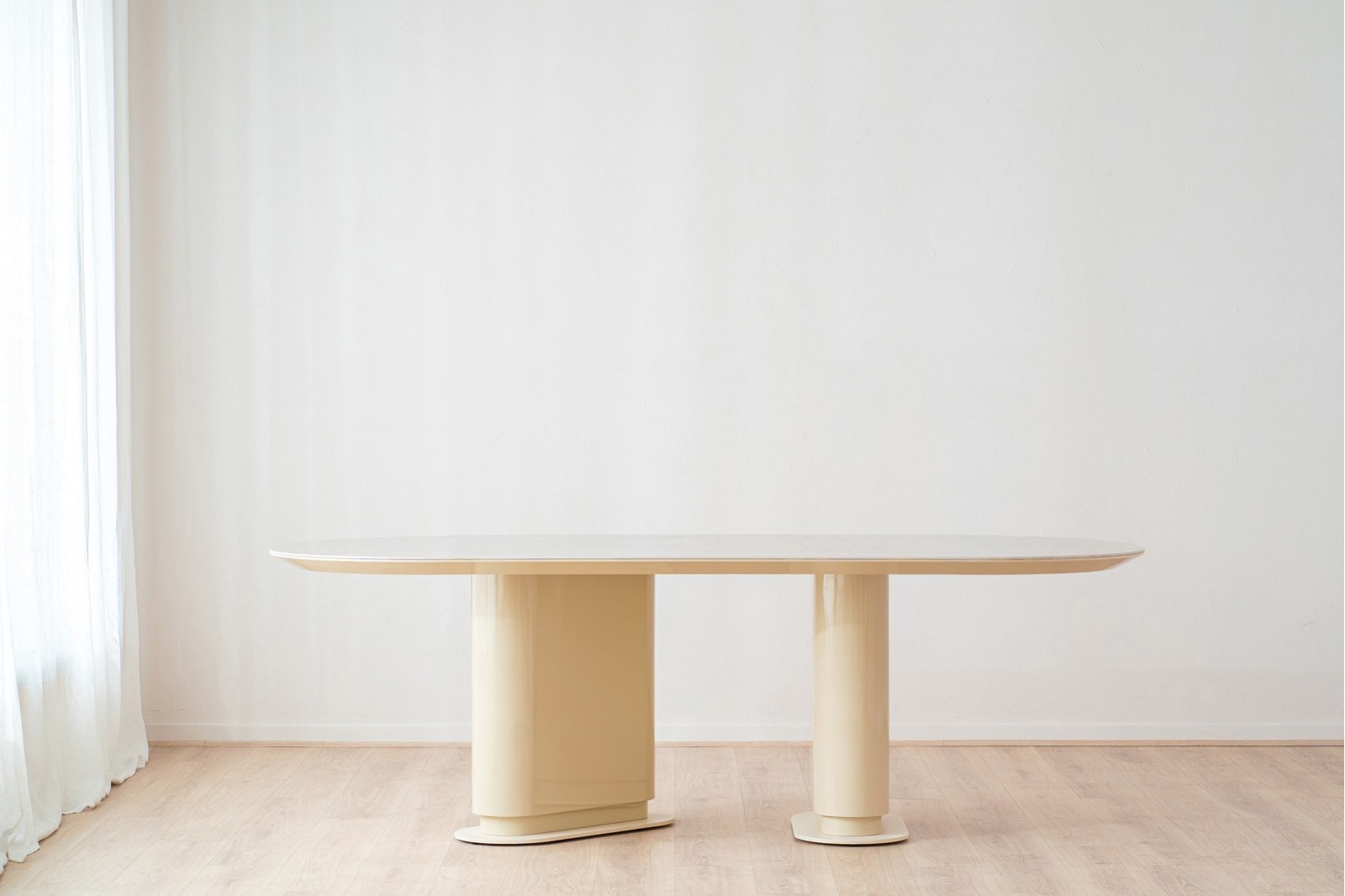 DINING TABLE DUNE. CERAMIC TOP . BEIGE LACQUER