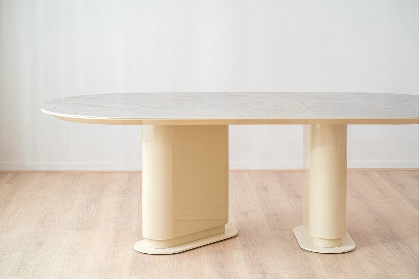 DINING TABLE DUNE. CERAMIC TOP . BEIGE LACQUER