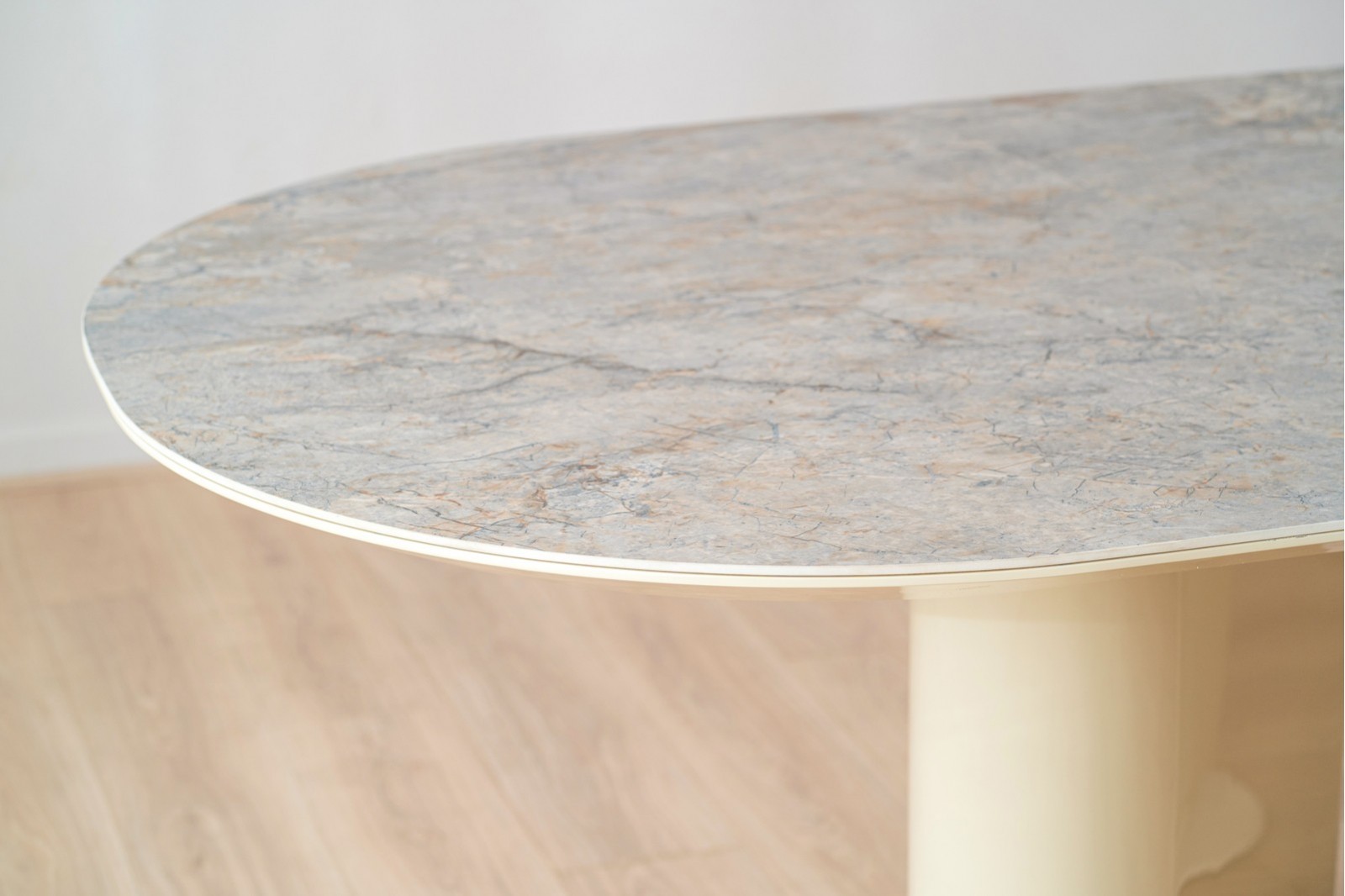 DINING TABLE DUNE. CERAMIC TOP . BEIGE LACQUER