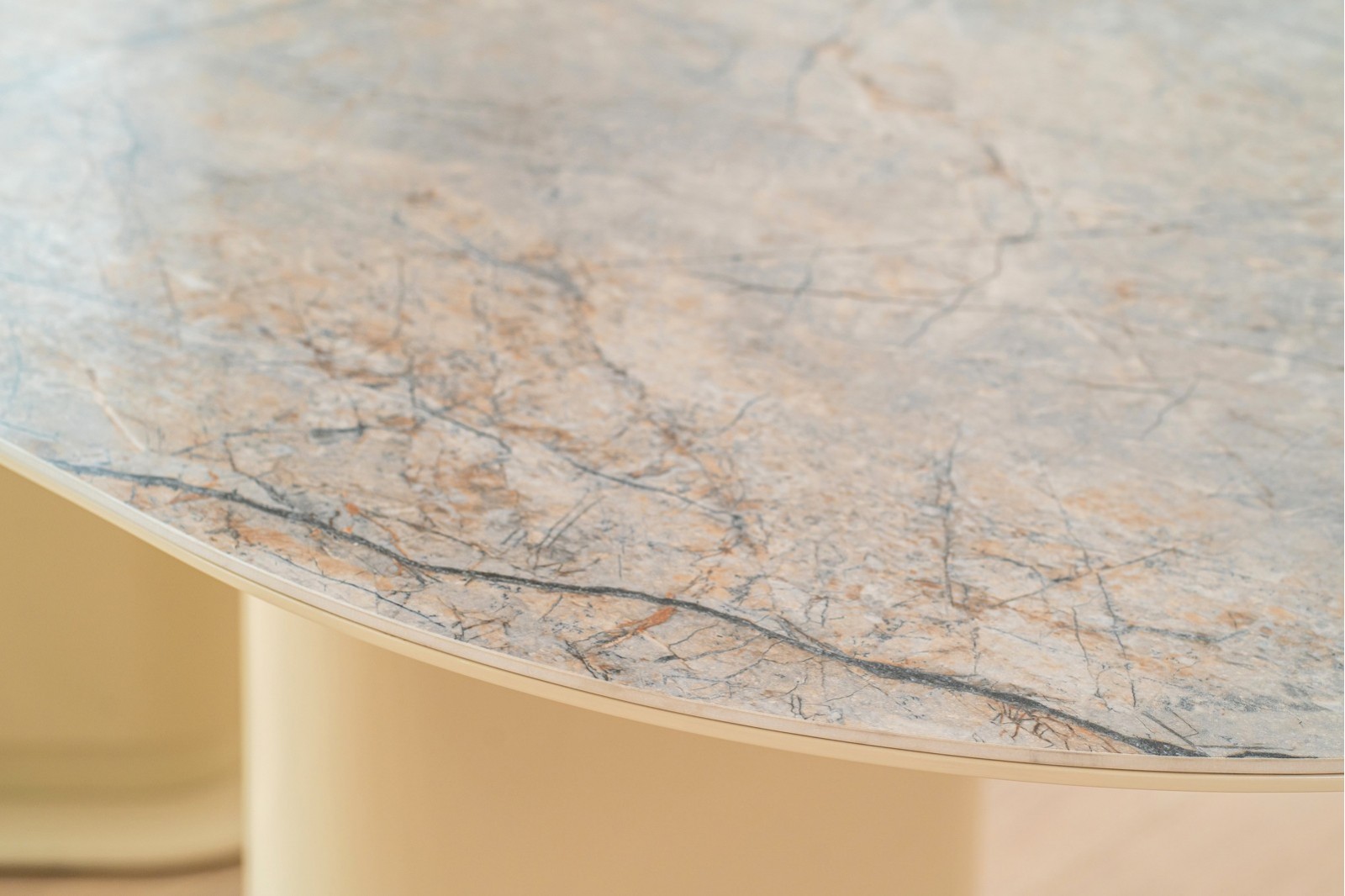 DINING TABLE DUNE. CERAMIC TOP . BEIGE LACQUER