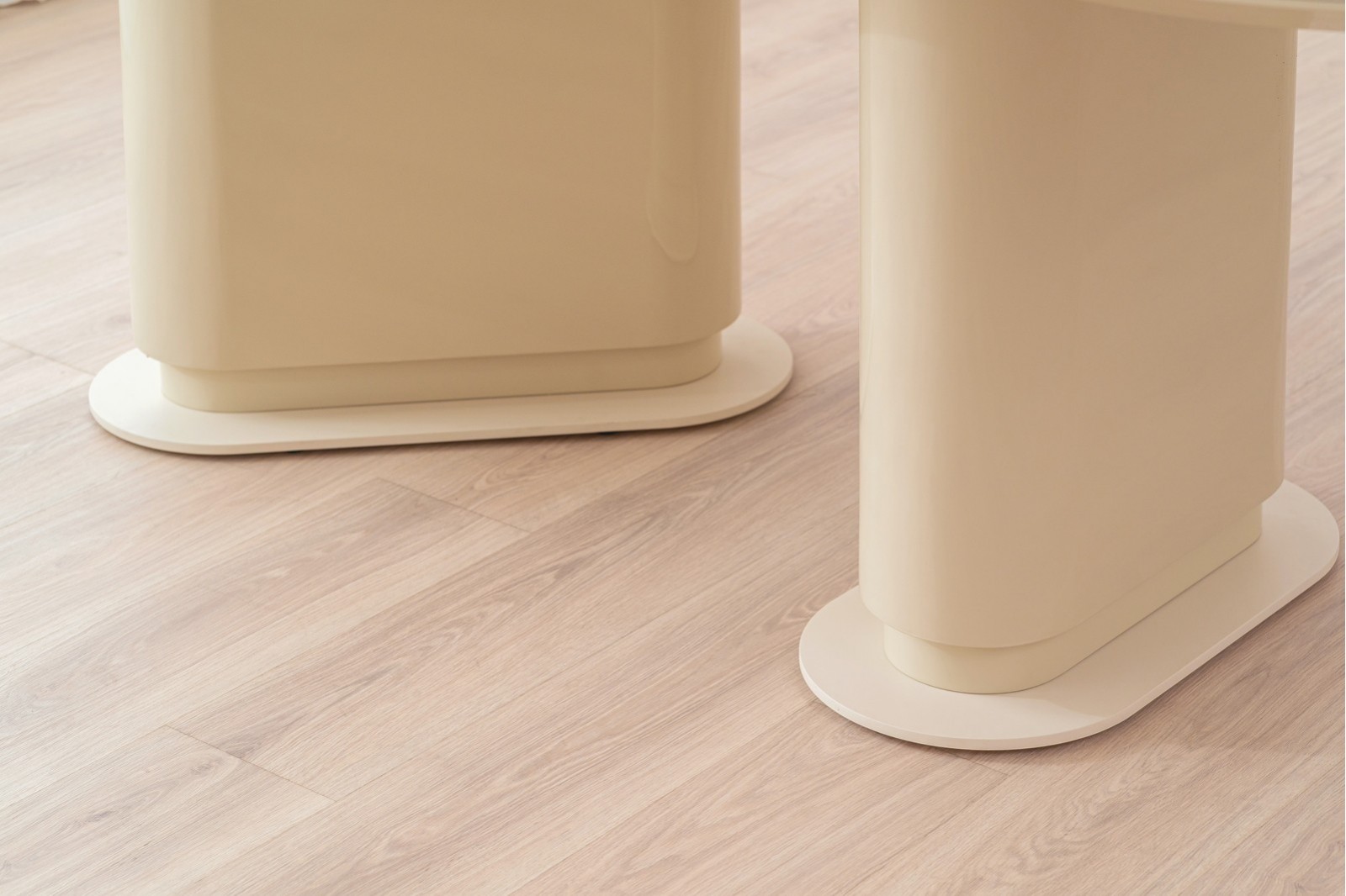 DINING TABLE DUNE. CERAMIC TOP . BEIGE LACQUER