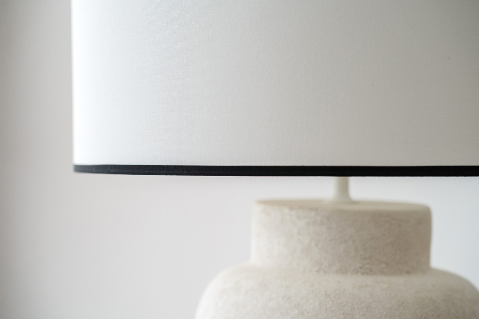 LAMPE EN CERAMIQUE BAIA. BLANC TEXTURE