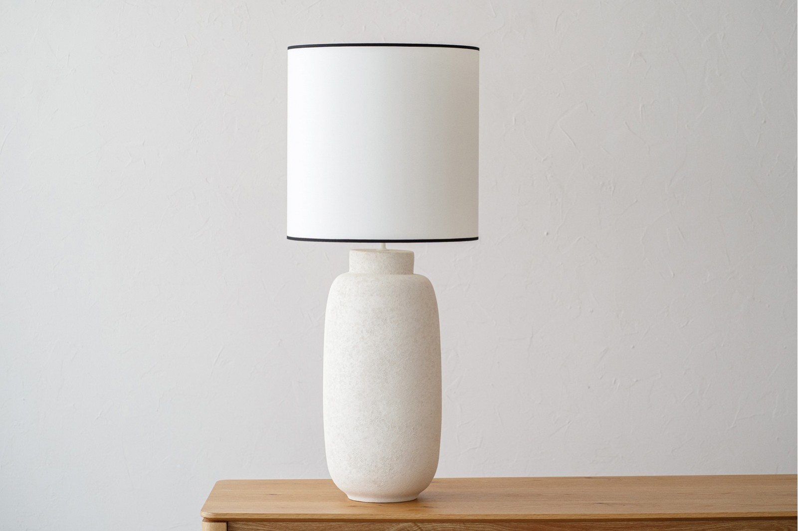LAMPARA CERAMICA BAIA. BLANCO TEXTURA