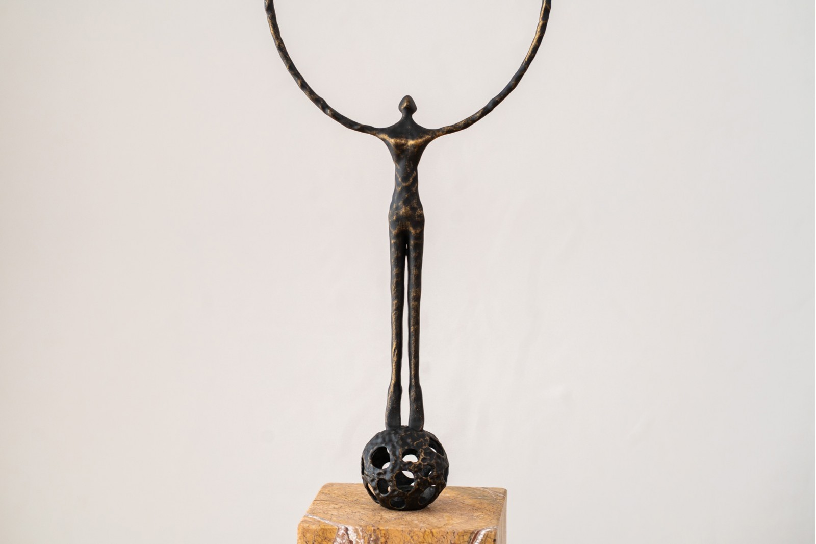 SCULPTURE HOOP N1. METAL AND MARBLE