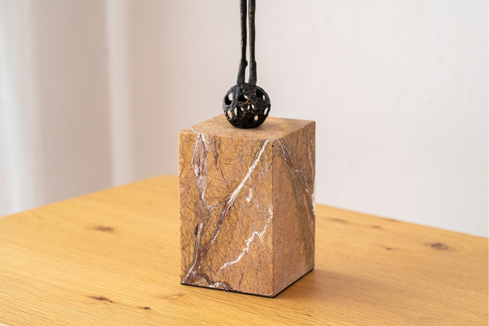 ESCULTURA ARO N1. METAL Y MARMOL