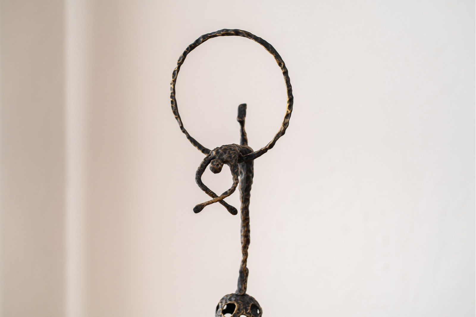 SCULPTURE HOOP N2. METAL AND MARBLE