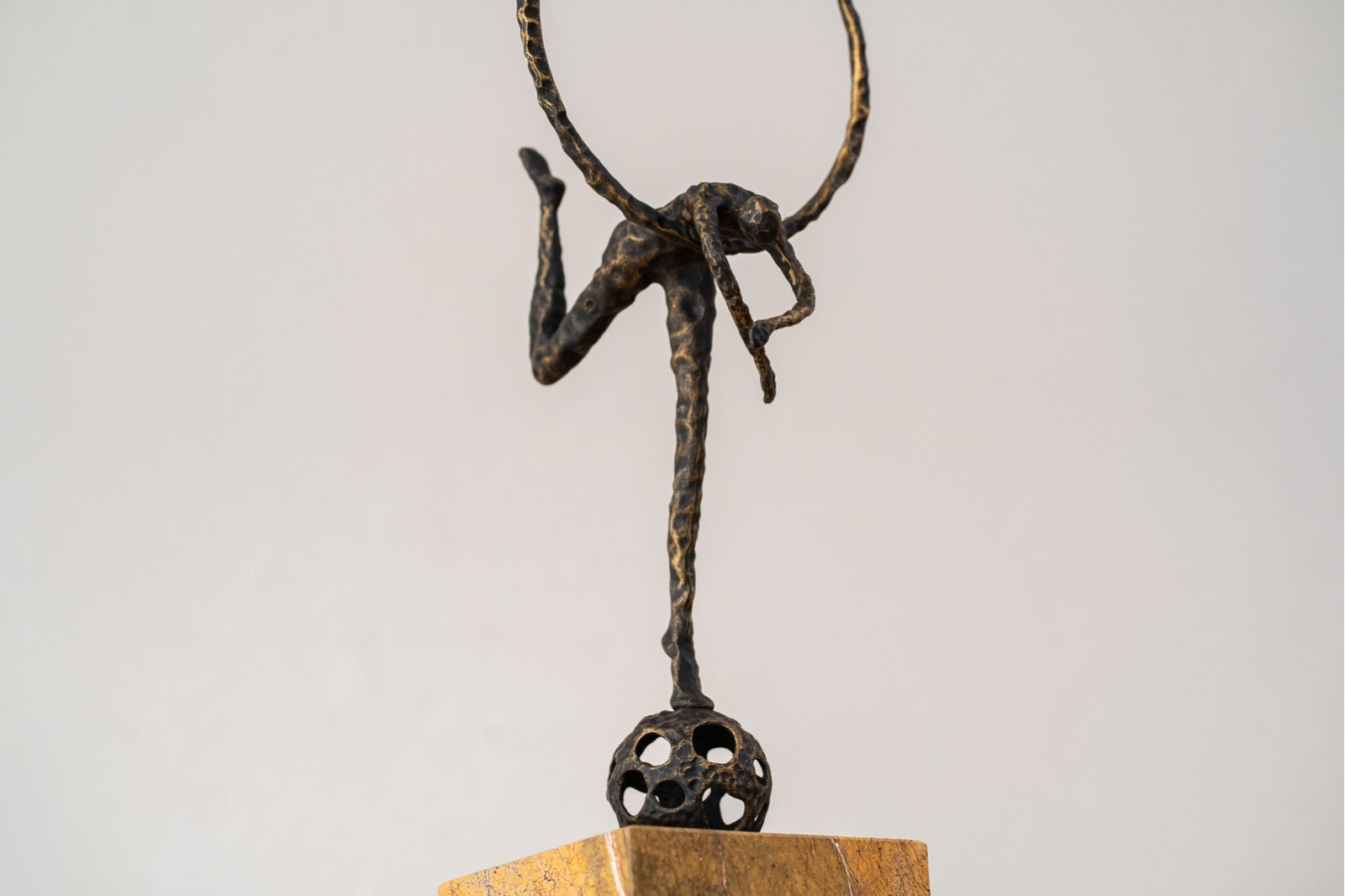 ESCULTURA ARO N2. METAL Y MARMOL