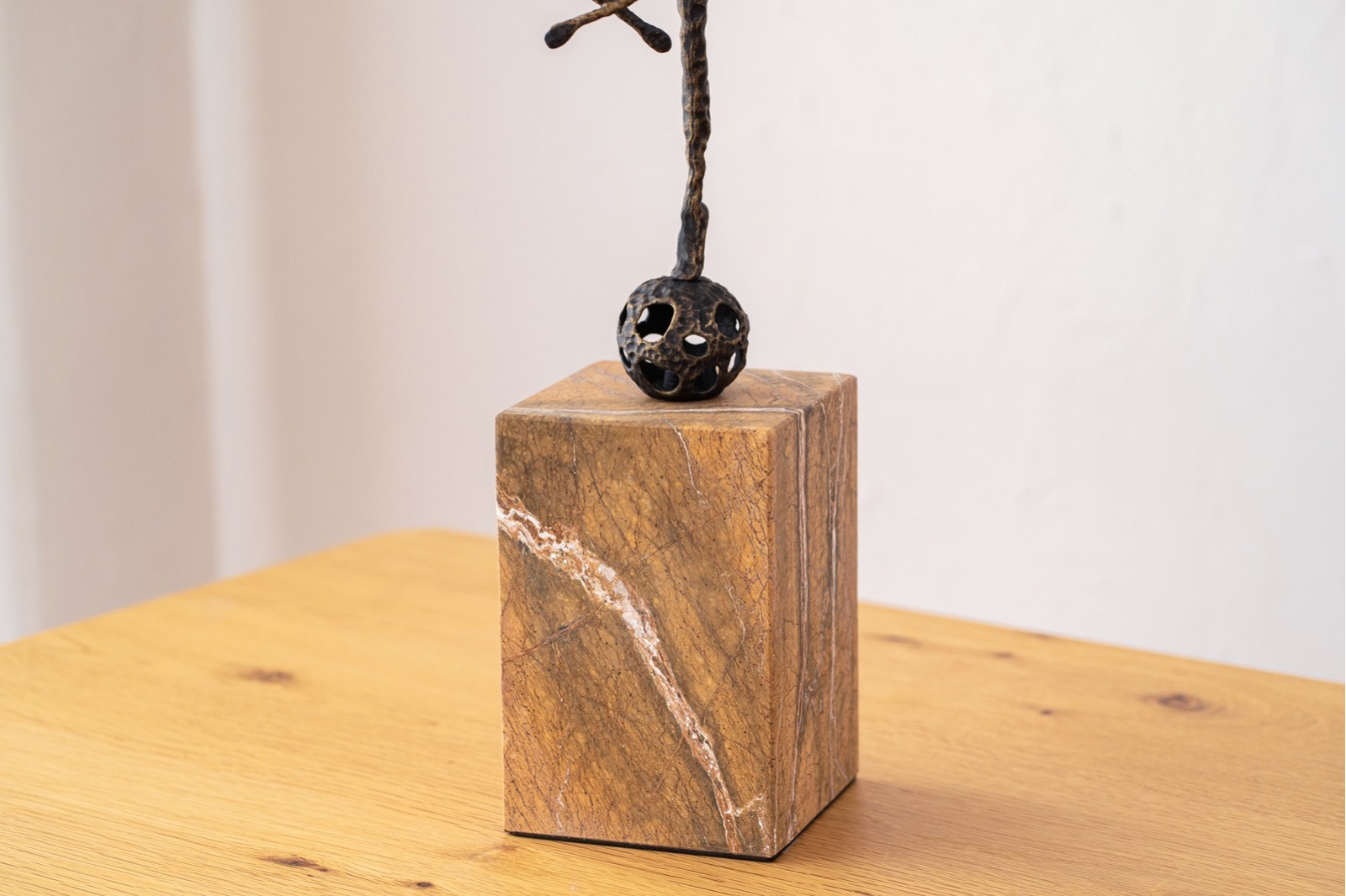 ESCULTURA ARO N2. METAL Y MARMOL