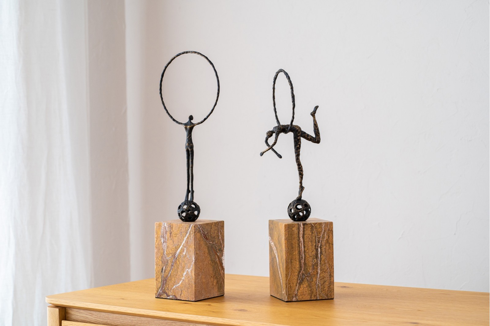 ESCULTURA ARO N2. METAL Y MARMOL