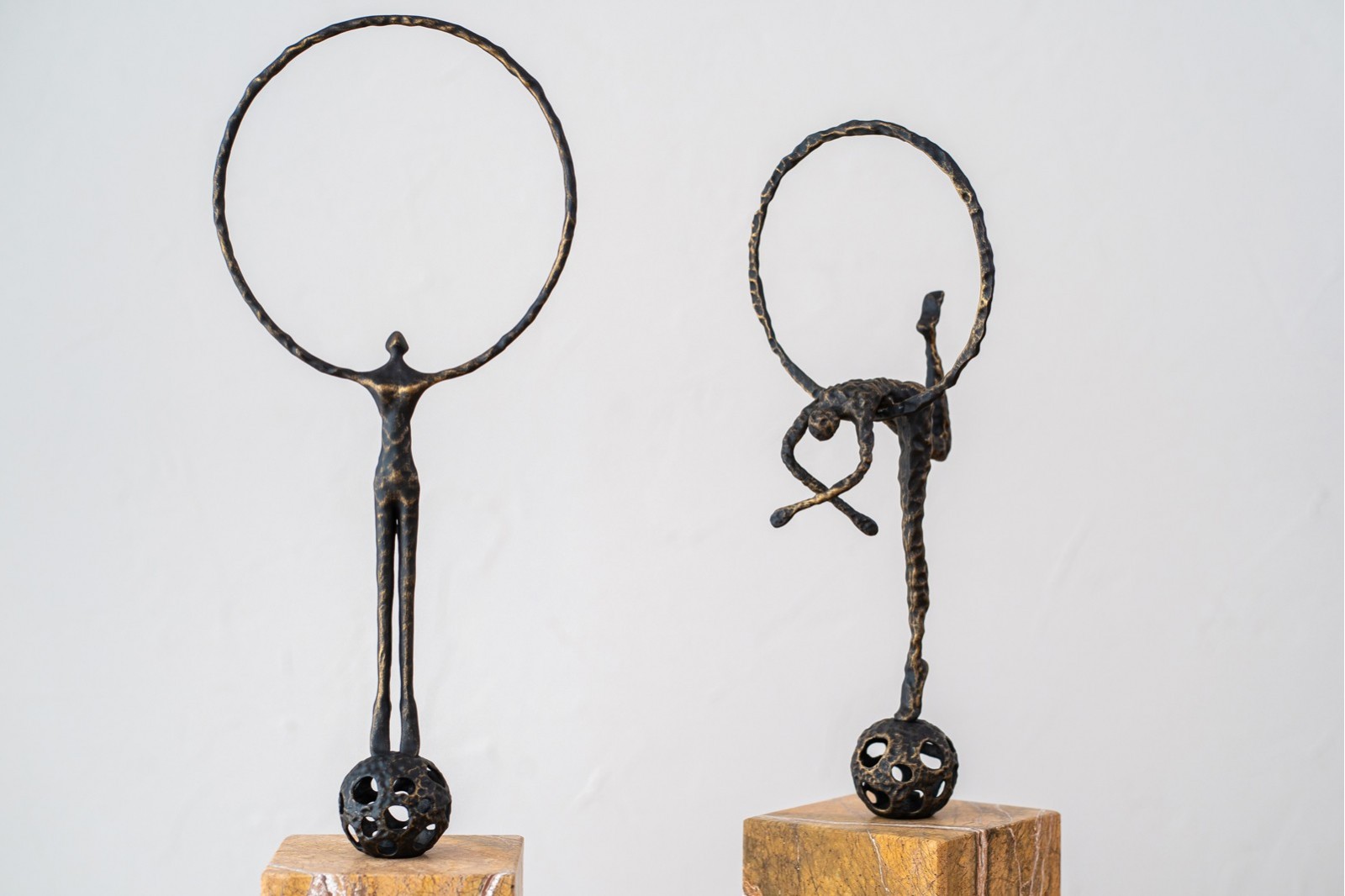 ESCULTURA ARO N2. METAL Y MARMOL