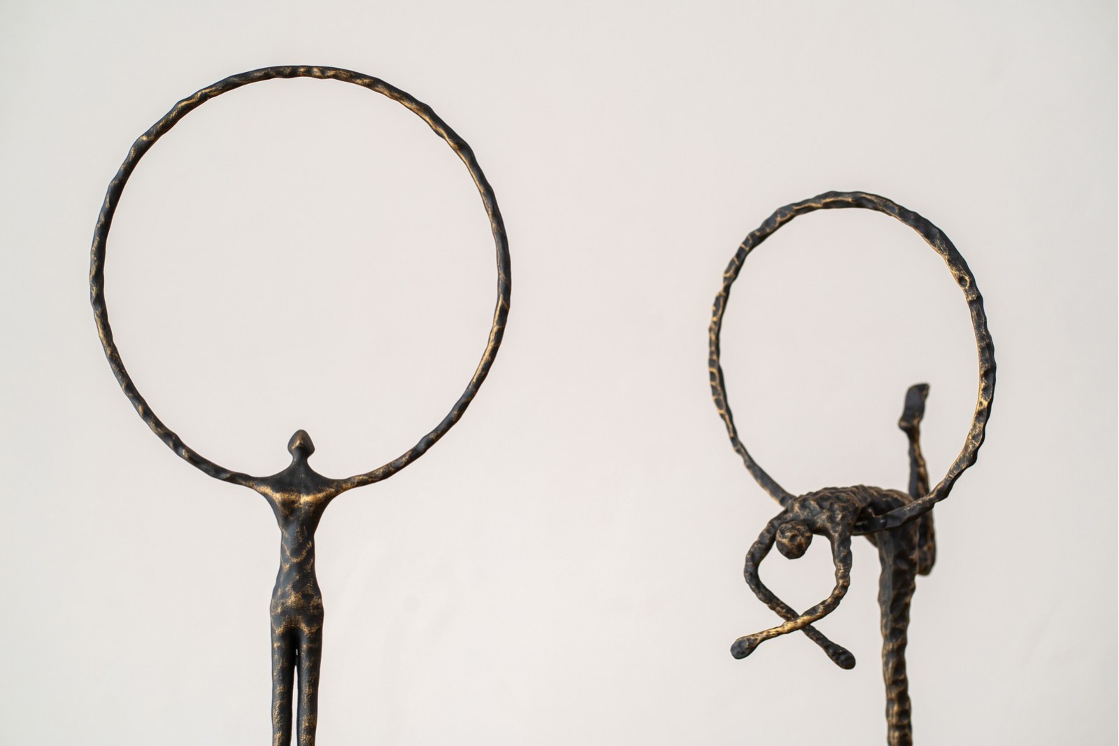 ESCULTURA ARO N2. METAL Y MARMOL